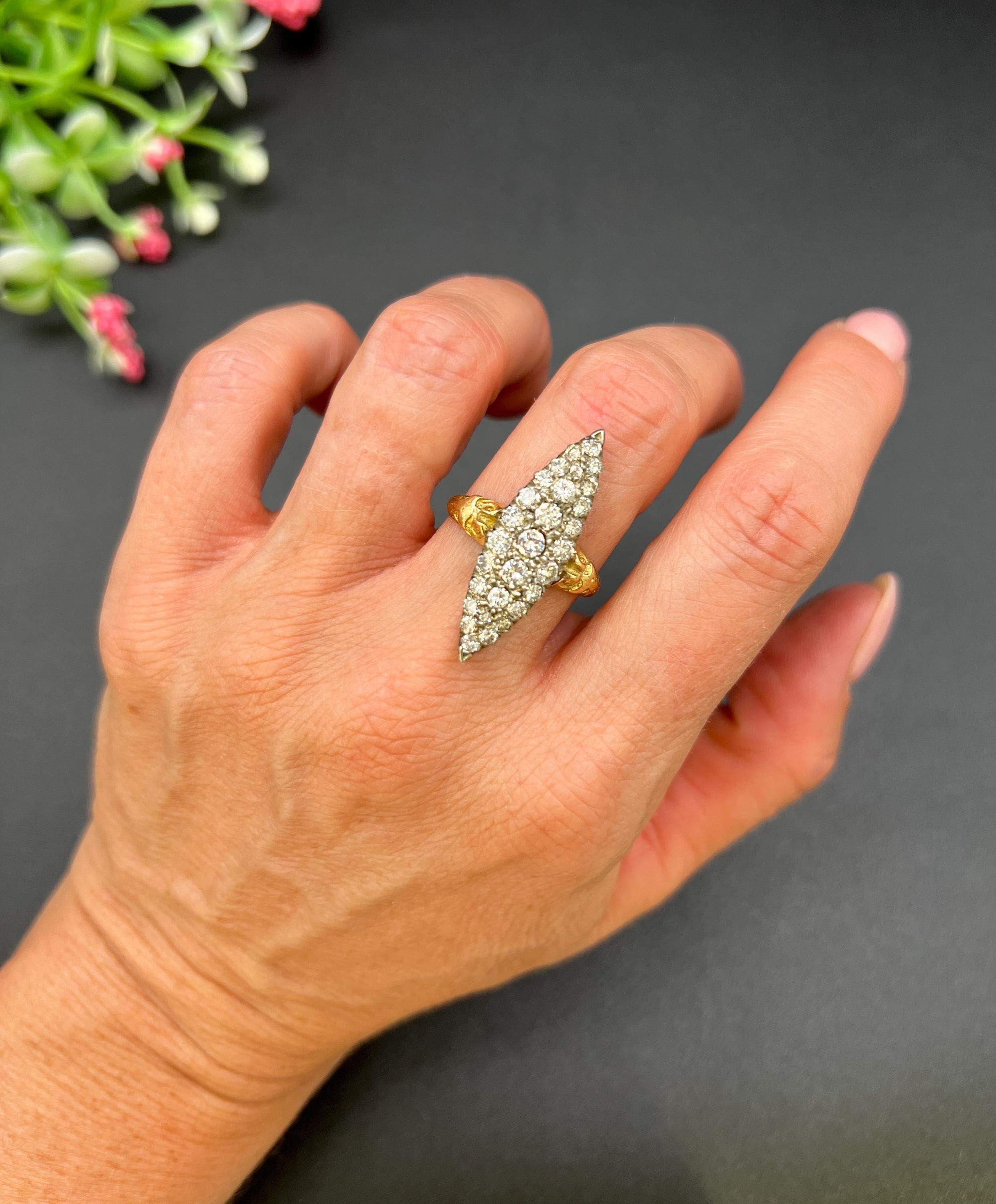 Anillo de diamantes antiguo

oro 18ct

Alrededor de 1880

Este exquisito anillo victoriano en forma de marquesa/navette está elaborado en oro amarillo de 18 ct y presenta una impresionante disposición de diamantes naturales brillantes que suman