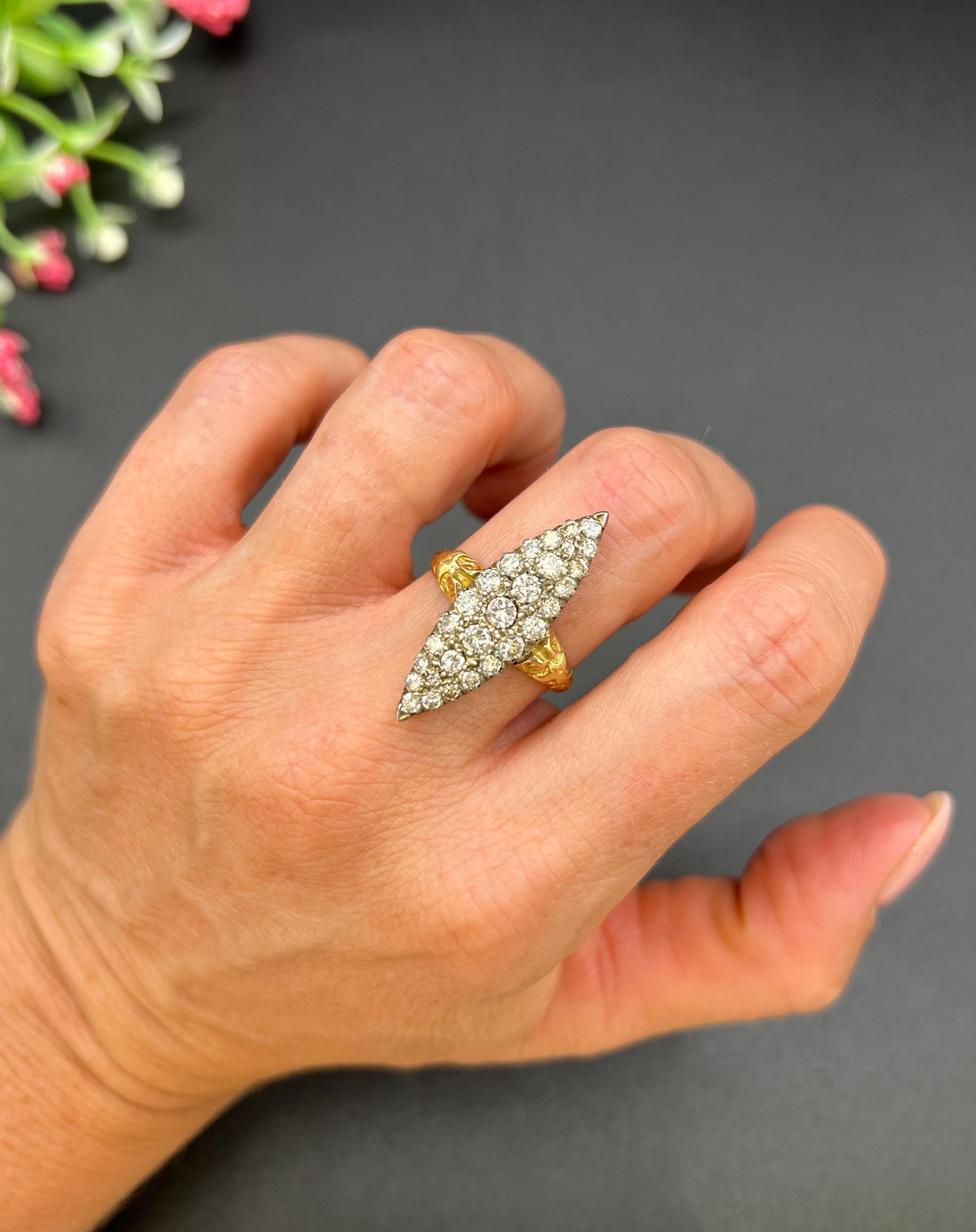 Antiguo Anillo Victoriano de Oro Amarillo de 18 Quilates con Diamantes Marquesa / Navette de 2,20 Quilates Corte brillante en venta