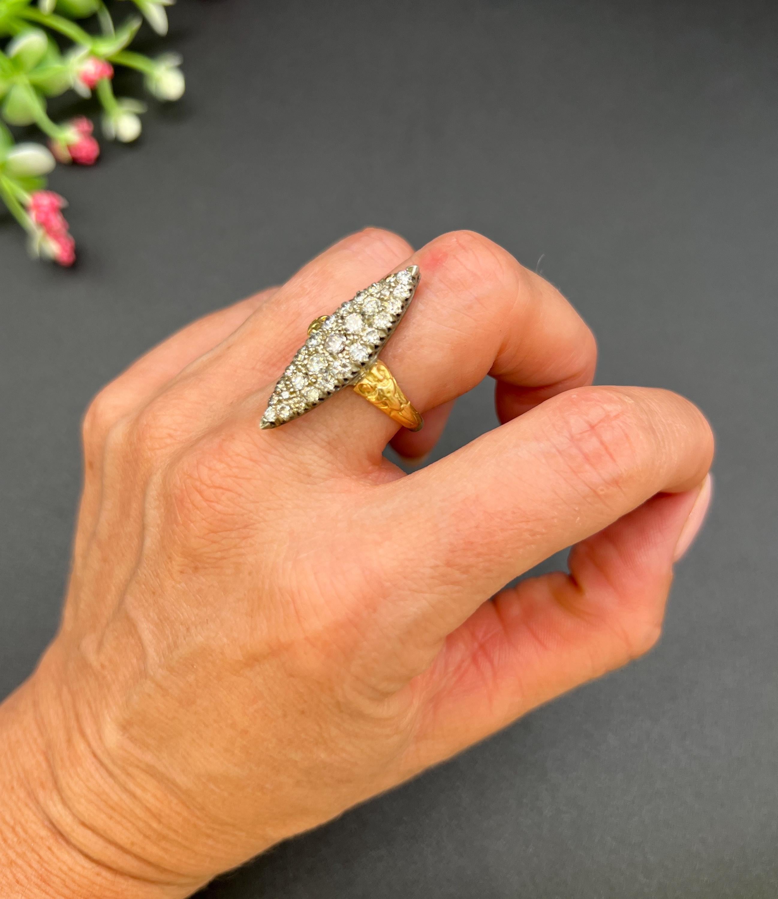 Antiguo Anillo Victoriano de Oro Amarillo de 18 Quilates con Diamantes Marquesa / Navette de 2,20 Quilates en Bueno estado para la venta en Brighton, GB