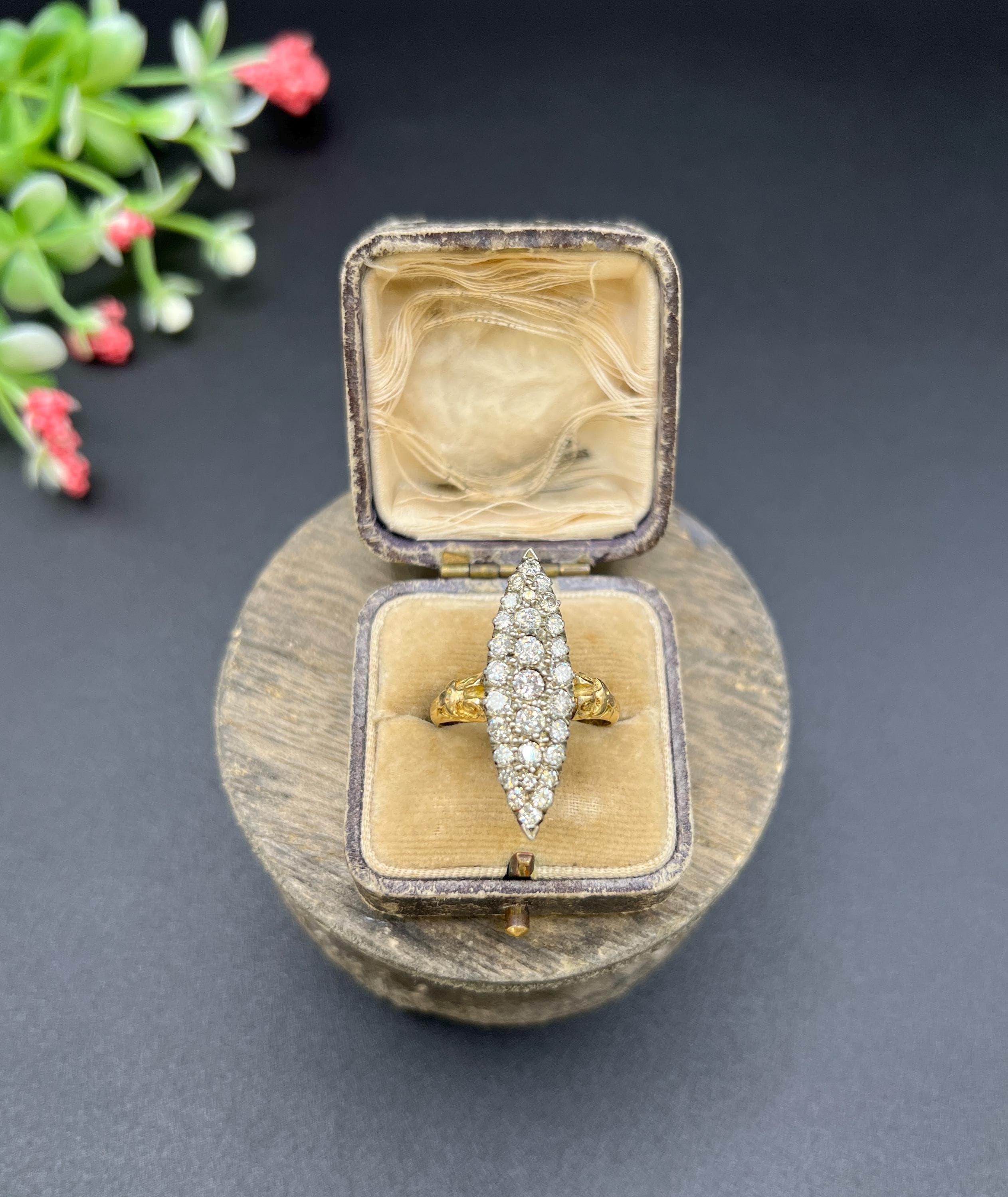 Femenino o masculino Antiguo Anillo Victoriano de Oro Amarillo de 18 Quilates con Diamantes Marquesa / Navette de 2,20 Quilates en venta