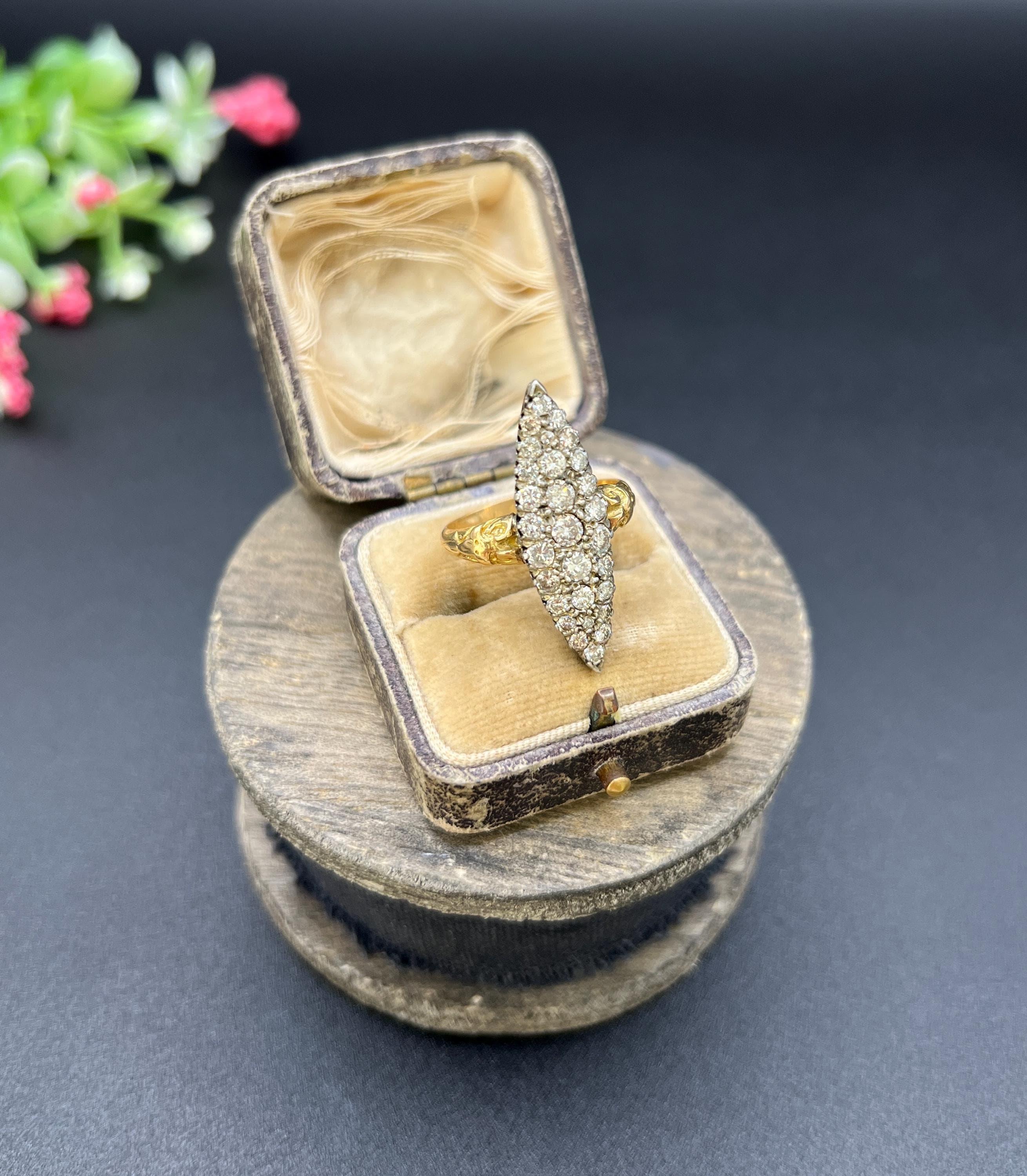 Antiguo Anillo Victoriano de Oro Amarillo de 18 Quilates con Diamantes Marquesa / Navette de 2,20 Quilates en venta 1