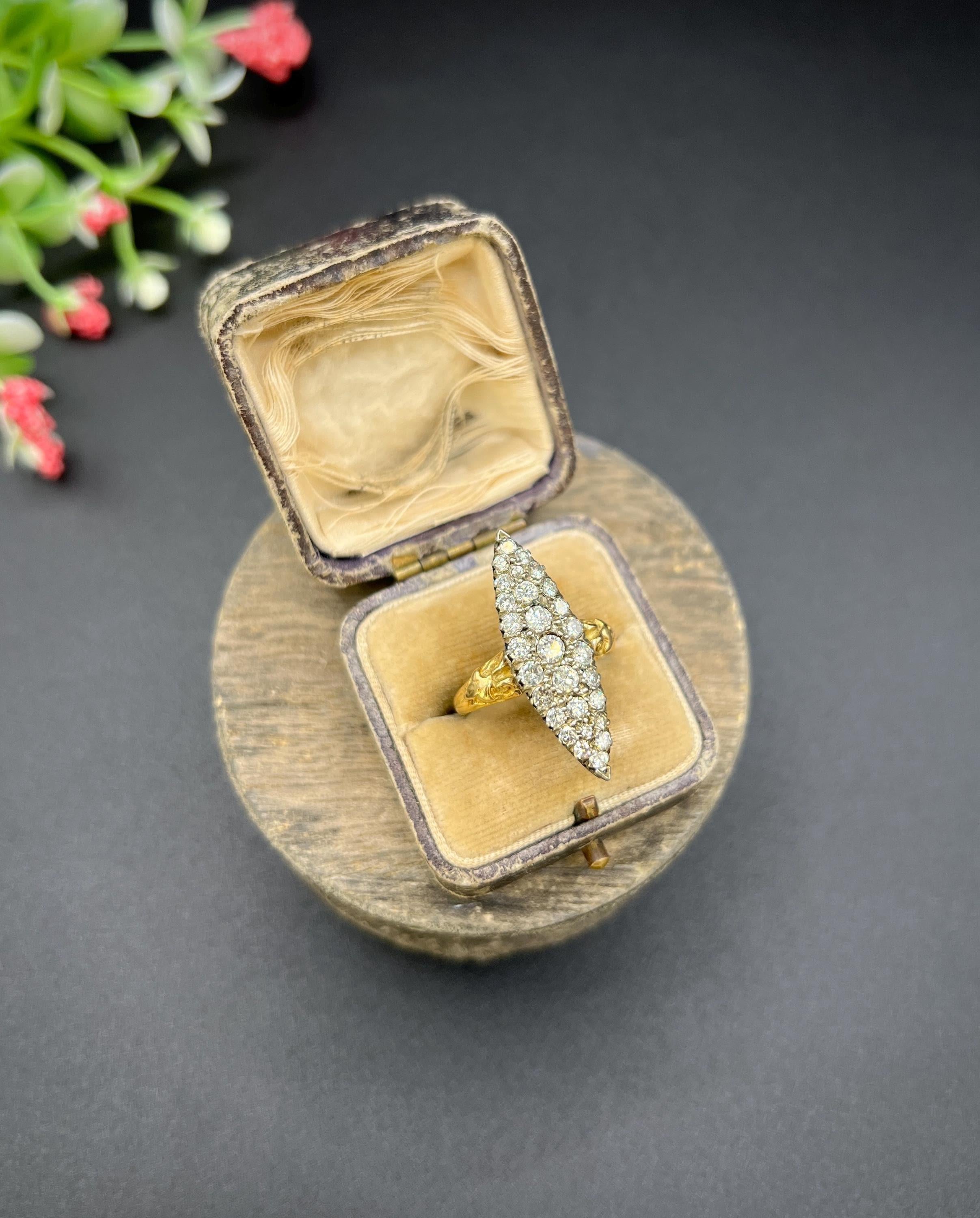 Antiguo Anillo Victoriano de Oro Amarillo de 18 Quilates con Diamantes Marquesa / Navette de 2,20 Quilates en venta 2