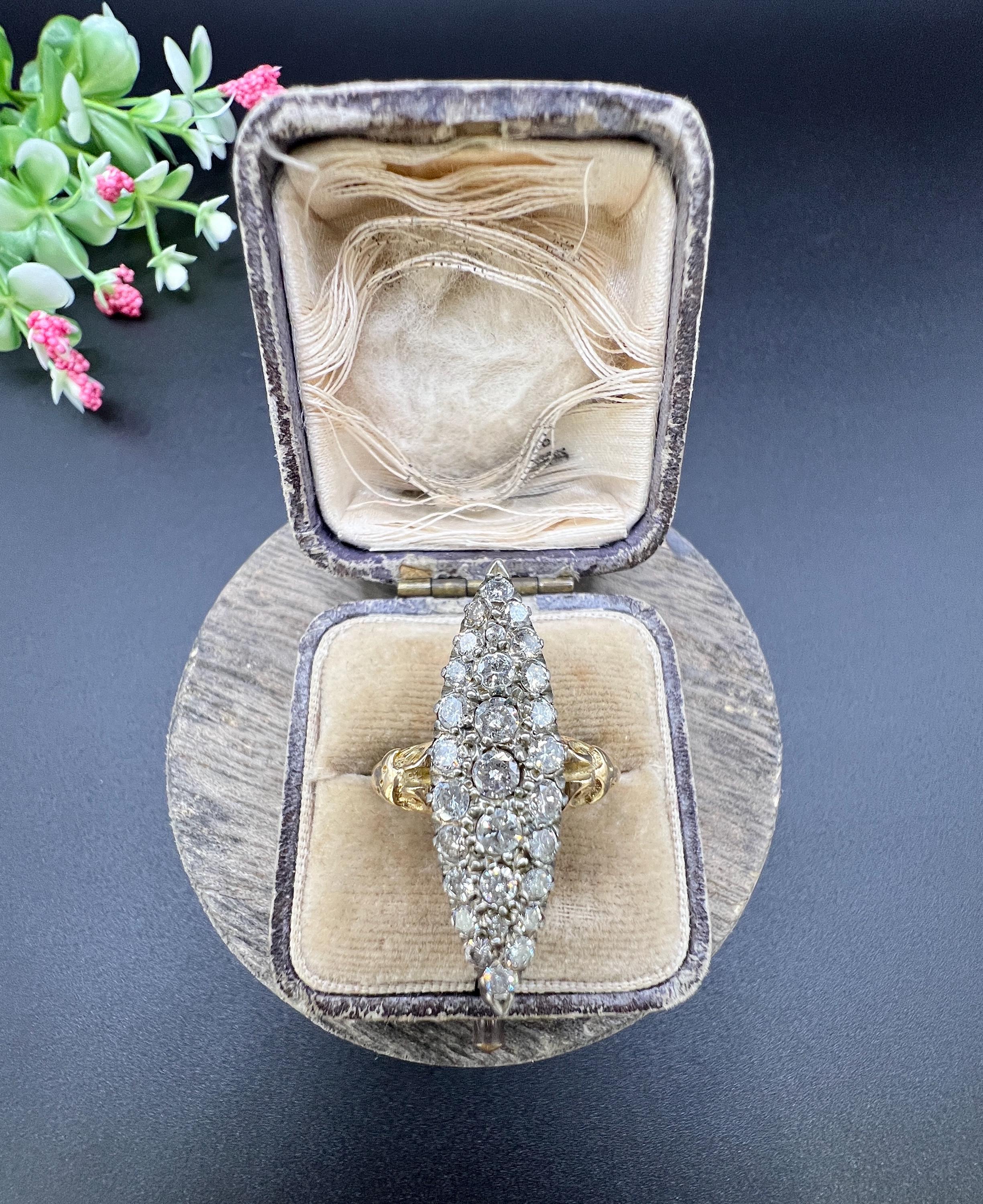 Antiguo Anillo Victoriano de Oro Amarillo de 18 Quilates con Diamantes Marquesa / Navette de 2,20 Quilates en venta 3