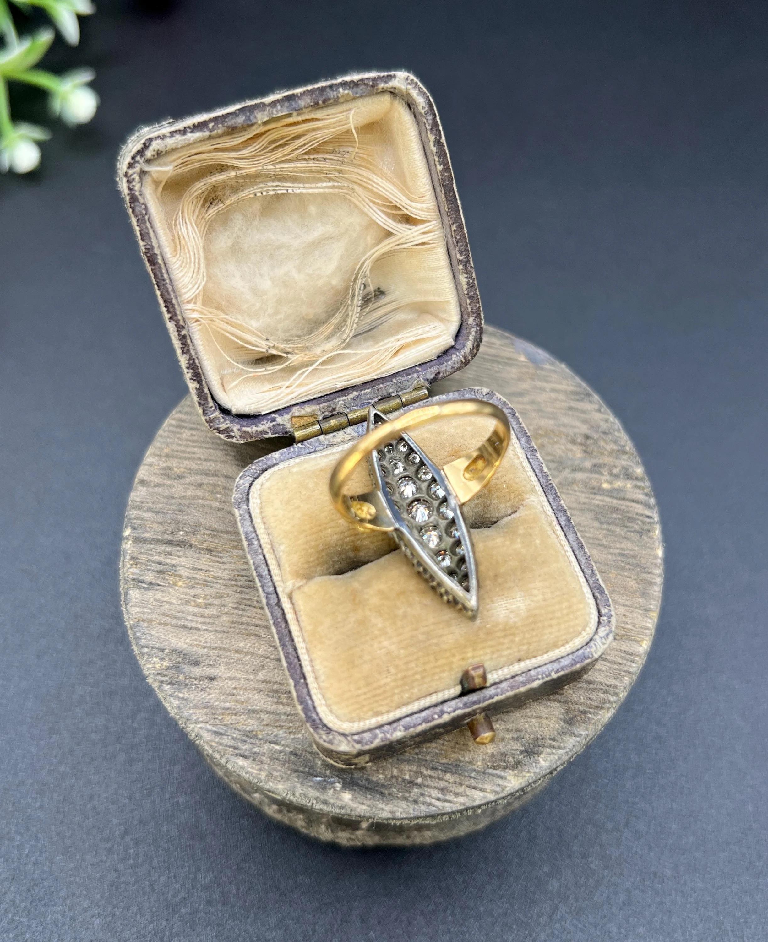 Antiguo Anillo Victoriano de Oro Amarillo de 18 Quilates con Diamantes Marquesa / Navette de 2,20 Quilates en venta 4