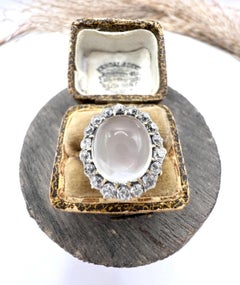 Anello antico in oro giallo 18ct, pietra di luna cabochon e diamanti a grappolo di epoca vittoriana