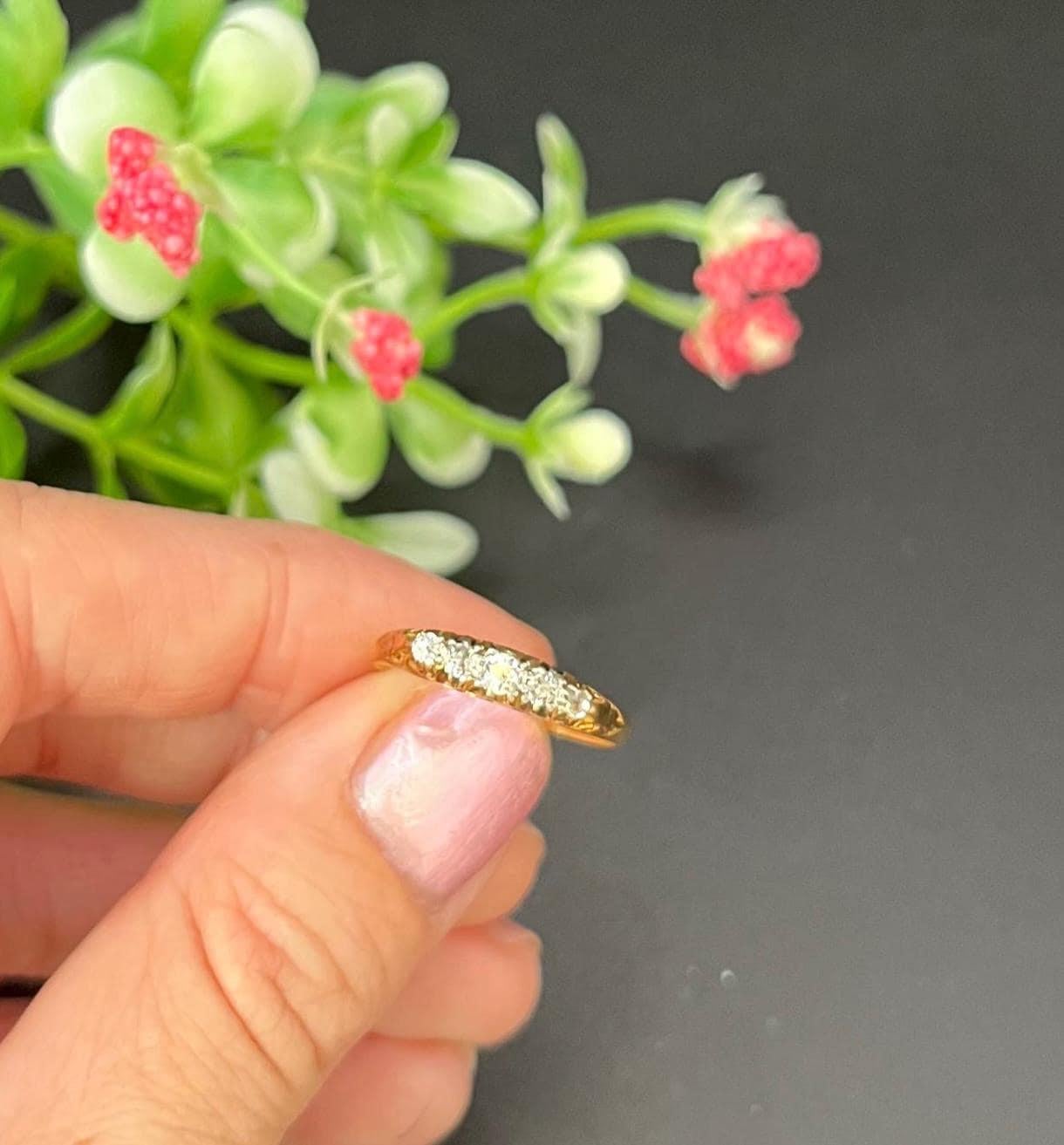 Antique 18ct Yellow Gold Victorian Diamond 5 Stone Carved Half Hoop Ring In Good Condition For Sale In Brighton, GB