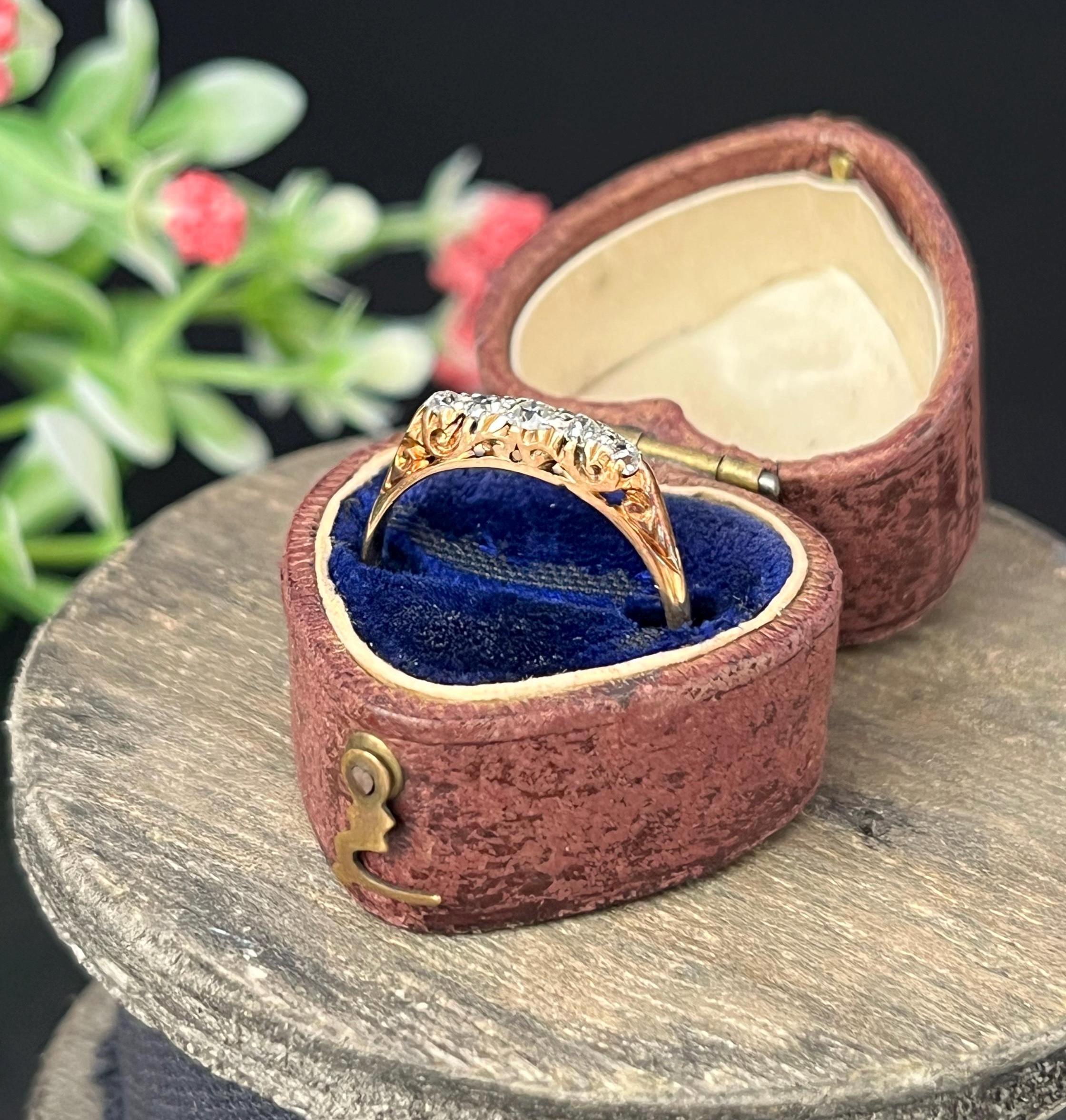 Women's or Men's Antique 18ct Yellow Gold Victorian Diamond 5 Stone Carved Half Hoop Ring For Sale
