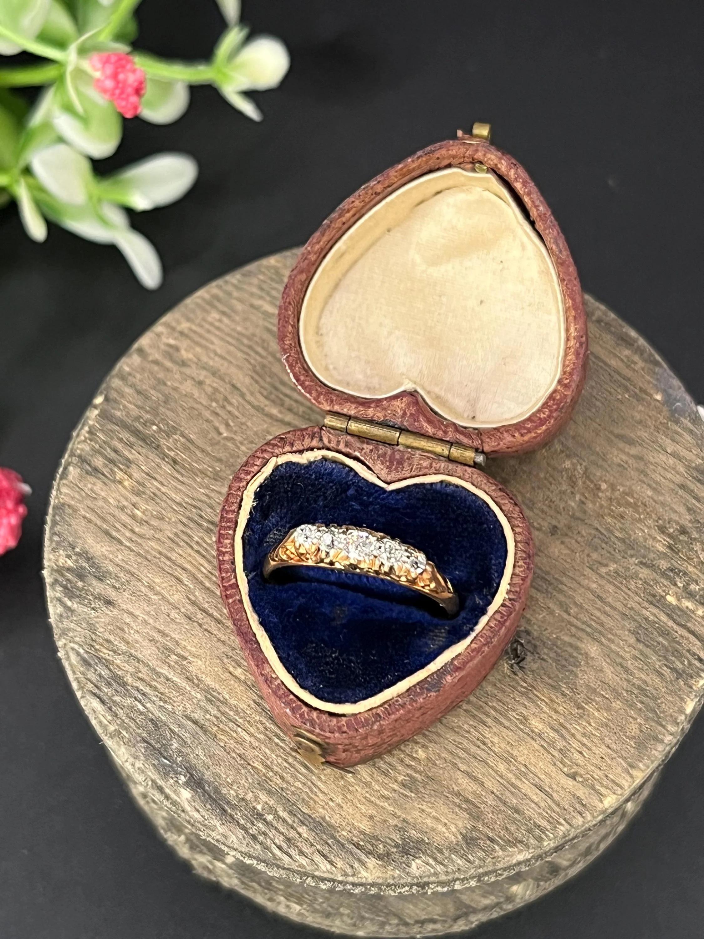 Antique 18ct Yellow Gold Victorian Diamond 5 Stone Carved Half Hoop Ring For Sale 2