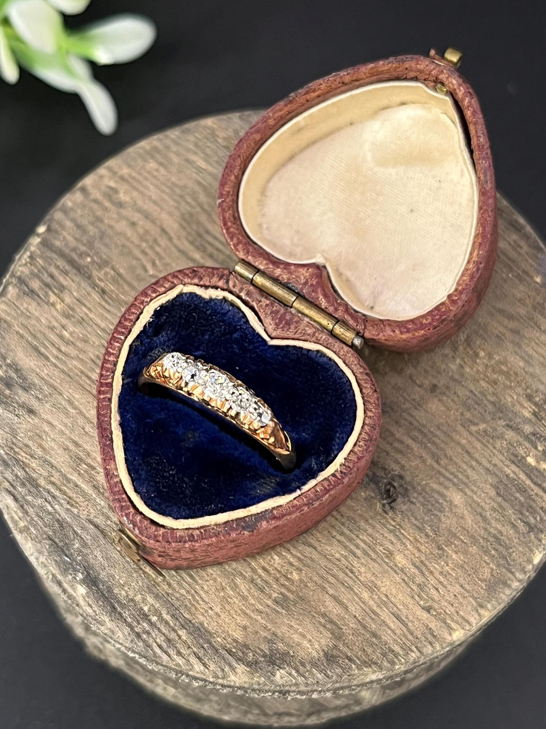 Antique 18ct Yellow Gold Victorian Diamond 5 Stone Carved Half Hoop Ring For Sale 3