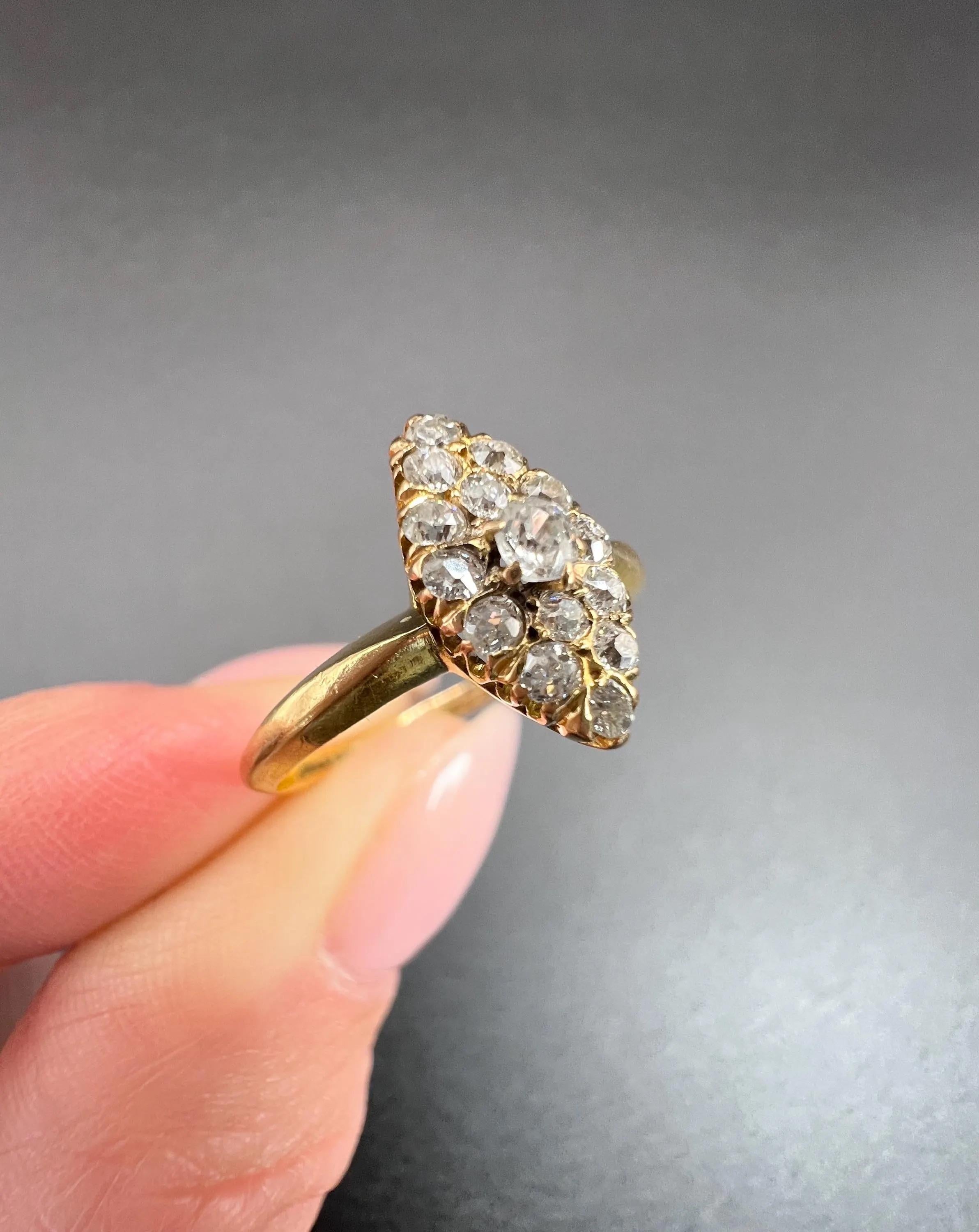Bague ancienne en or jaune 18ct, marquise / navette en diamant de style victorien en vente 5