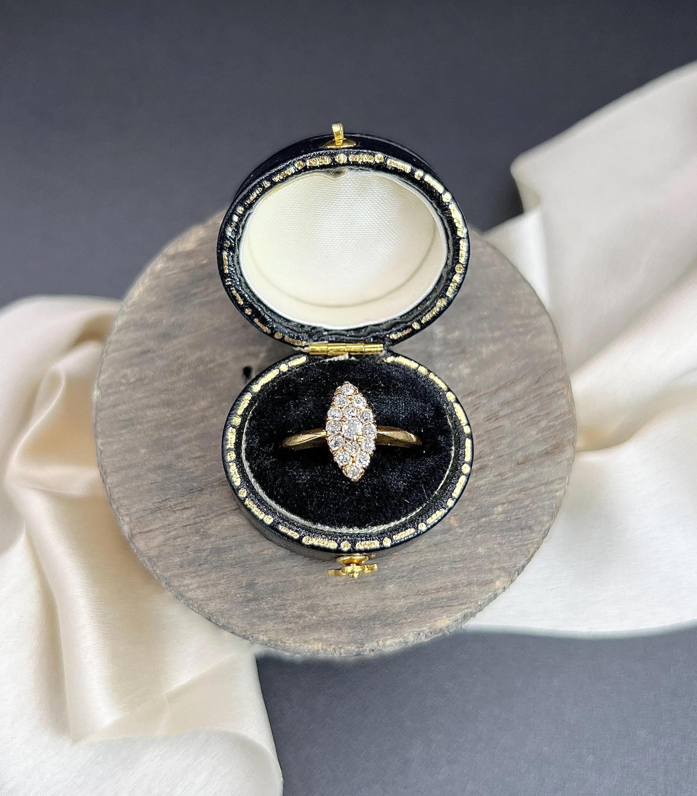 Bague ancienne en or jaune 18ct, marquise / navette en diamant de style victorien Bon état - En vente à Brighton, GB