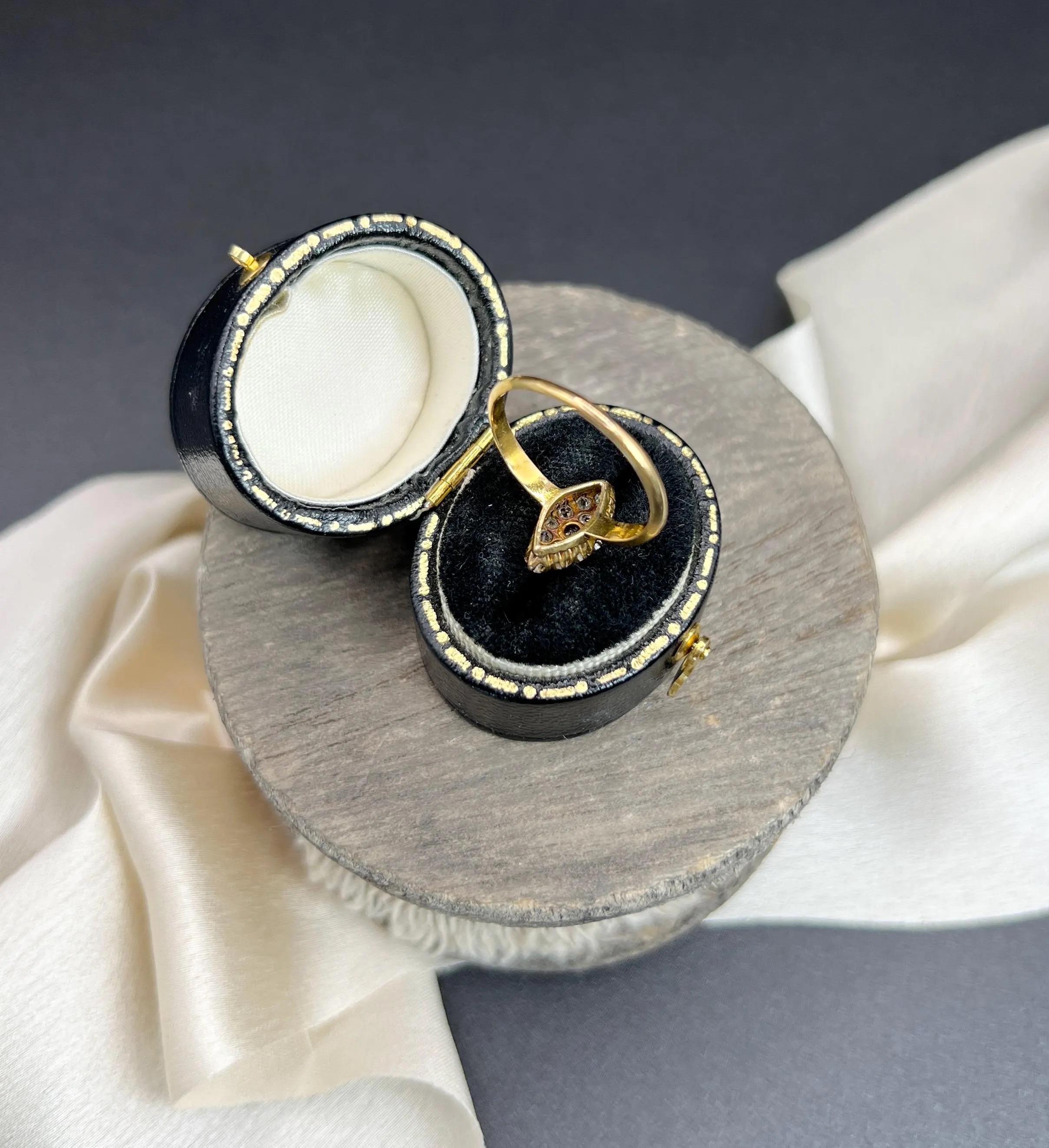 Bague ancienne en or jaune 18ct, marquise / navette en diamant de style victorien Unisexe en vente