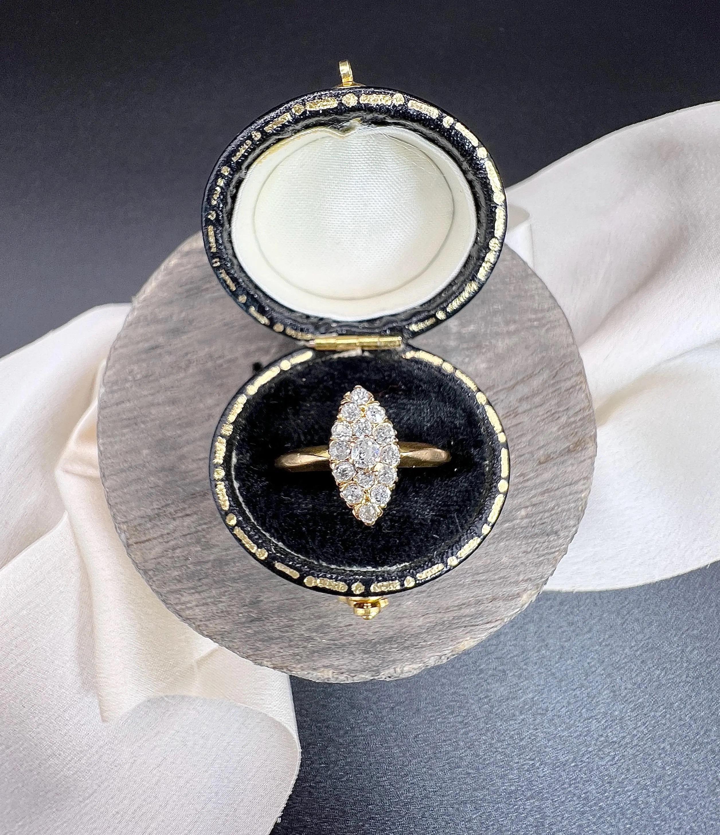 Bague ancienne en or jaune 18ct, marquise / navette en diamant de style victorien en vente 2