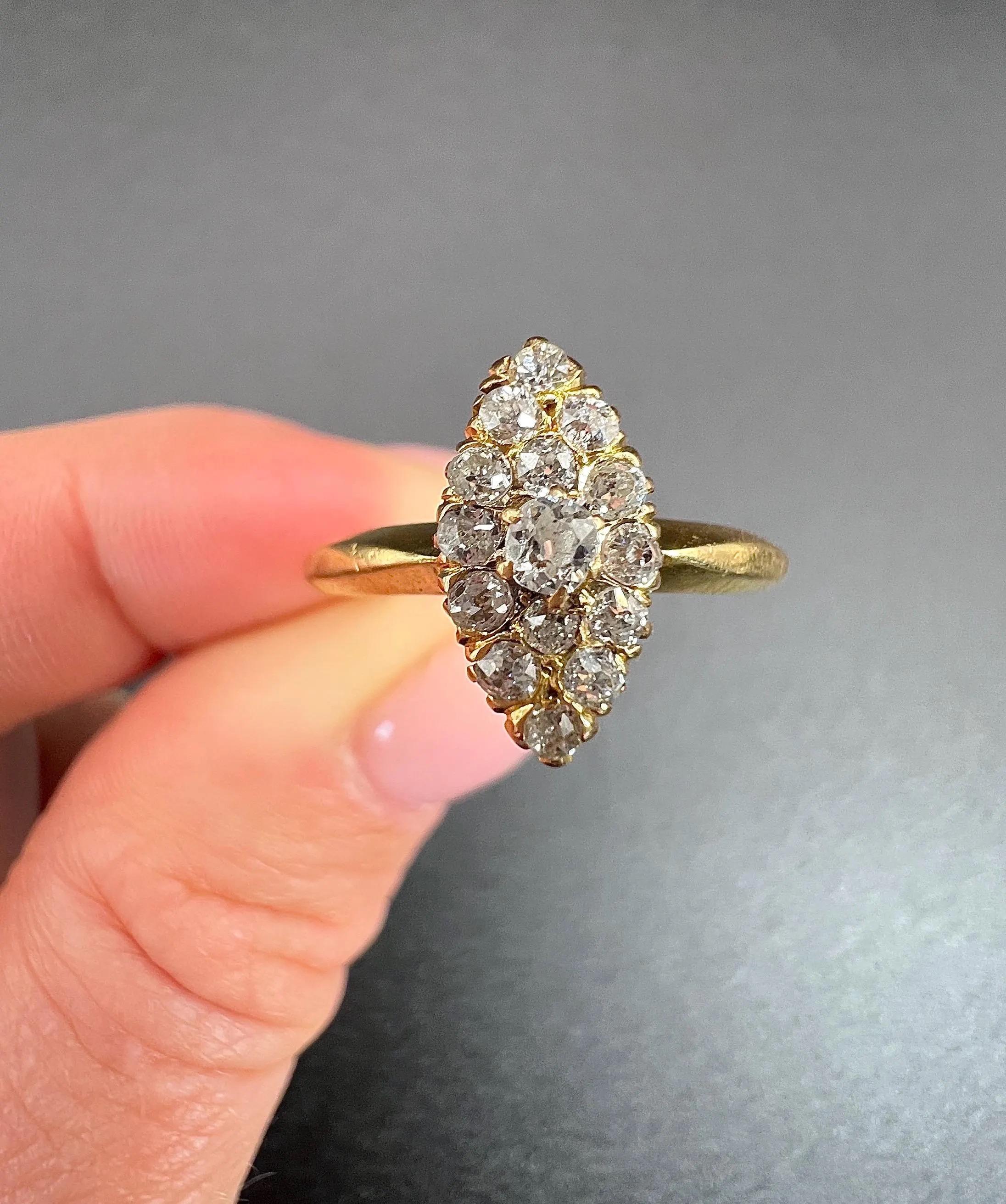 Bague ancienne en or jaune 18ct, marquise / navette en diamant de style victorien en vente 3