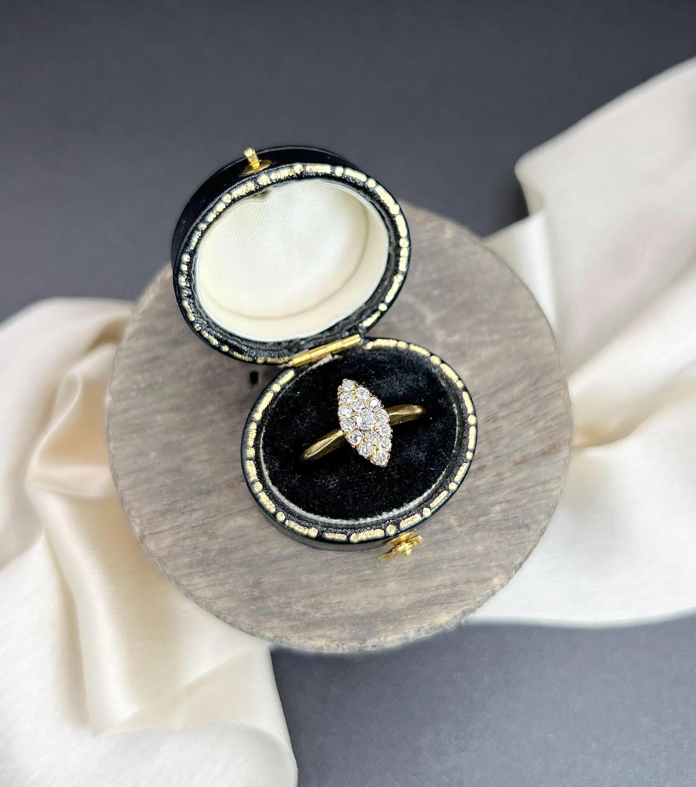 Bague ancienne en or jaune 18ct, marquise / navette en diamant de style victorien en vente 4