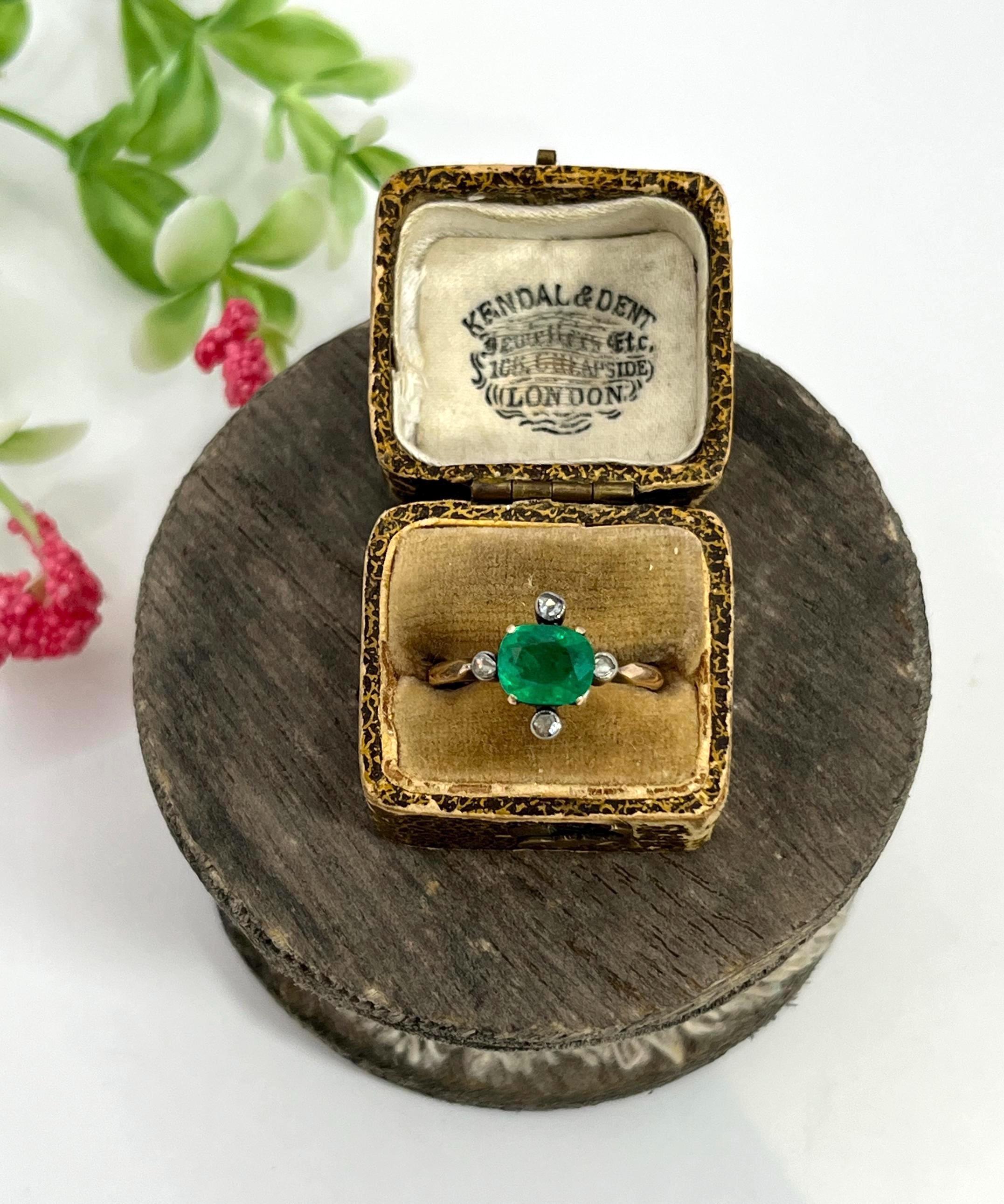 Bague ancienne en or jaune 18ct, émeraude victorienne et diamant rose, Circa 1880 en vente 5