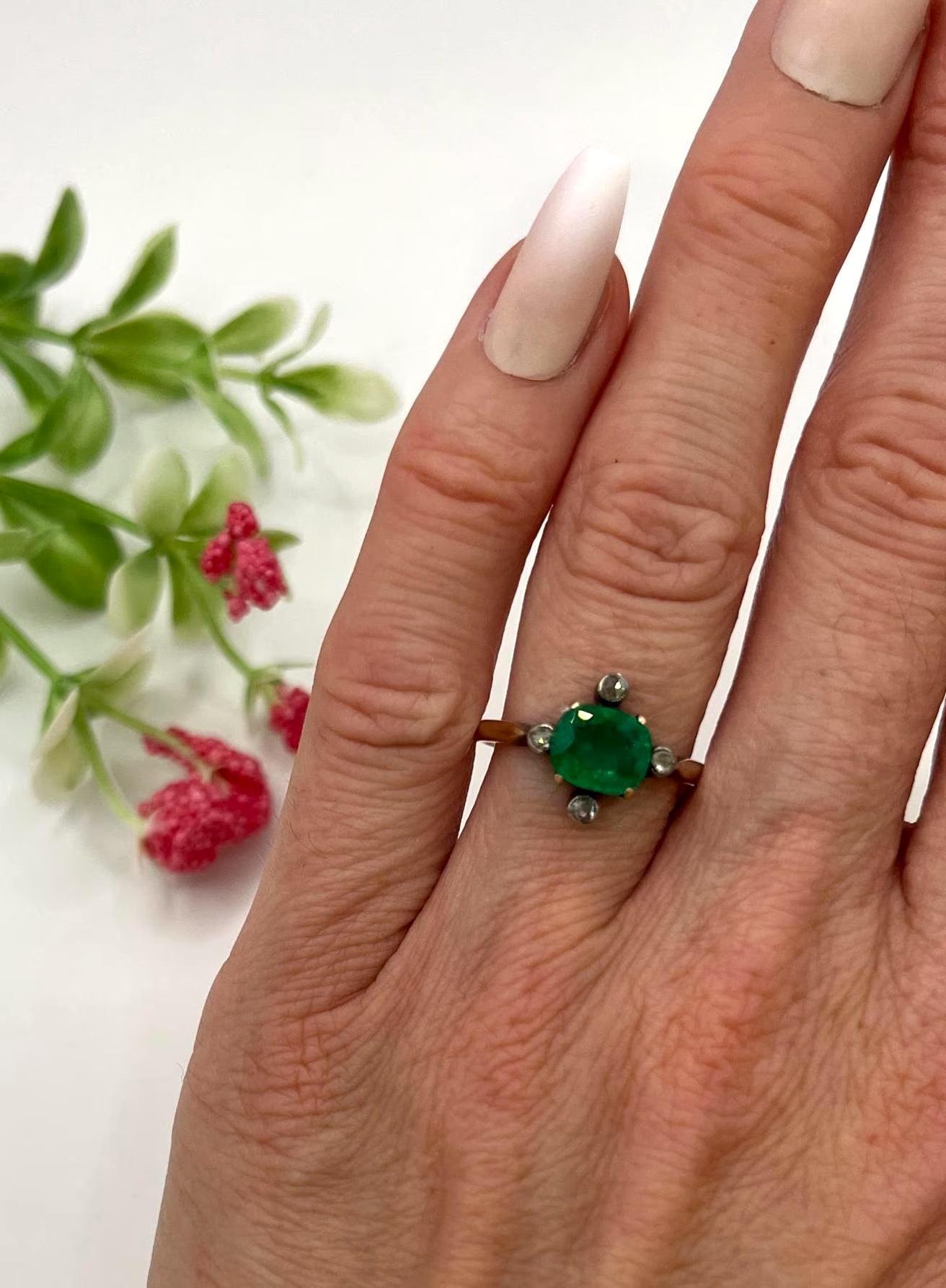 Émeraude antique  Bague

Or jaune 18ct

Circa 1880

Une élégante bague de la fin de l'époque victorienne en or jaune 18ct, centrée sur une émeraude vibrante d'environ 1,20 carats. L'émeraude de forme coussin présente une riche saturation verte et