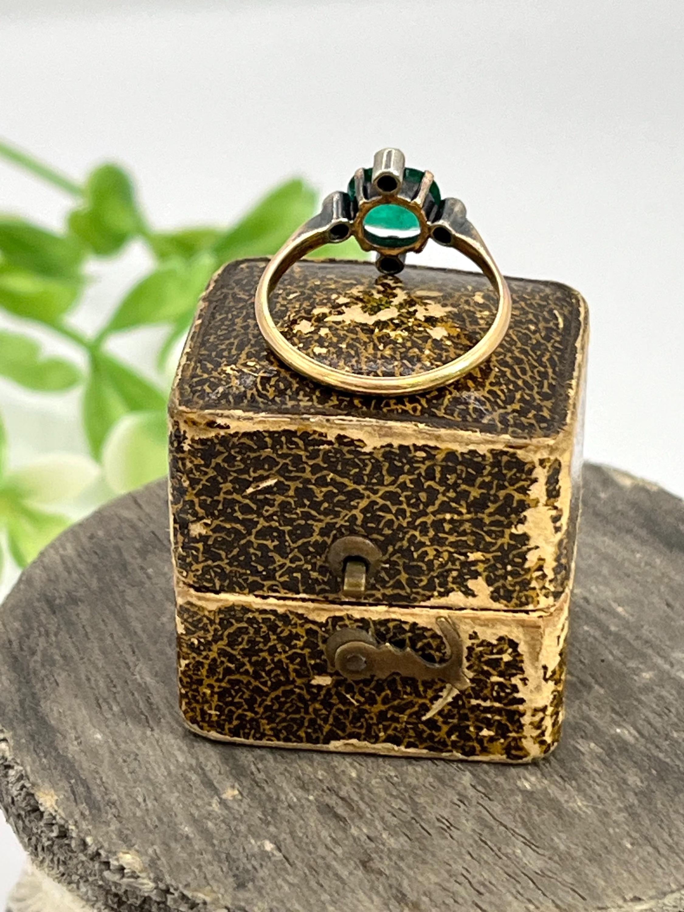 Bague ancienne en or jaune 18ct, émeraude victorienne et diamant rose, Circa 1880 Bon état - En vente à Brighton, GB