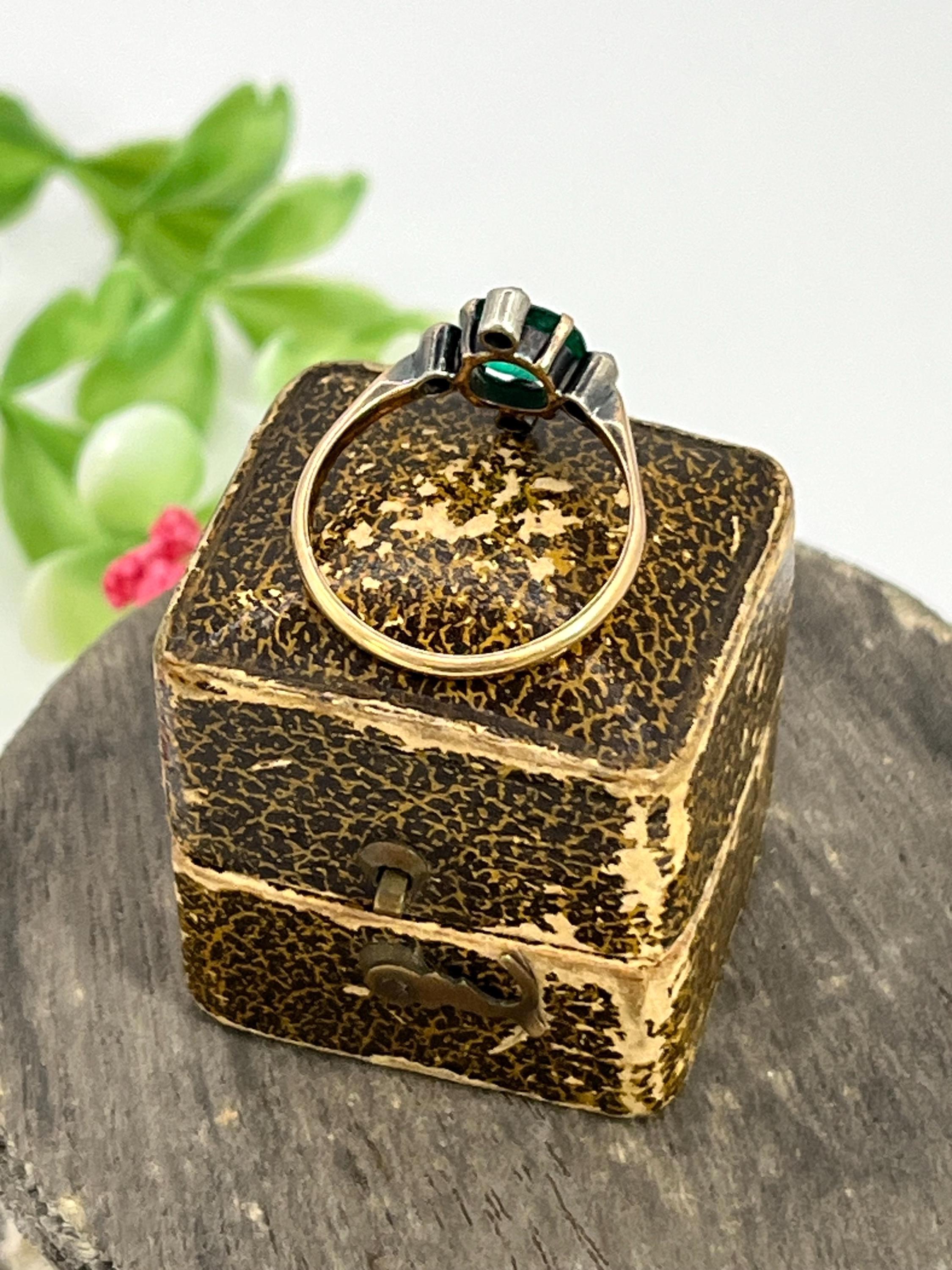 Bague ancienne en or jaune 18ct, émeraude victorienne et diamant rose, Circa 1880 Unisexe en vente