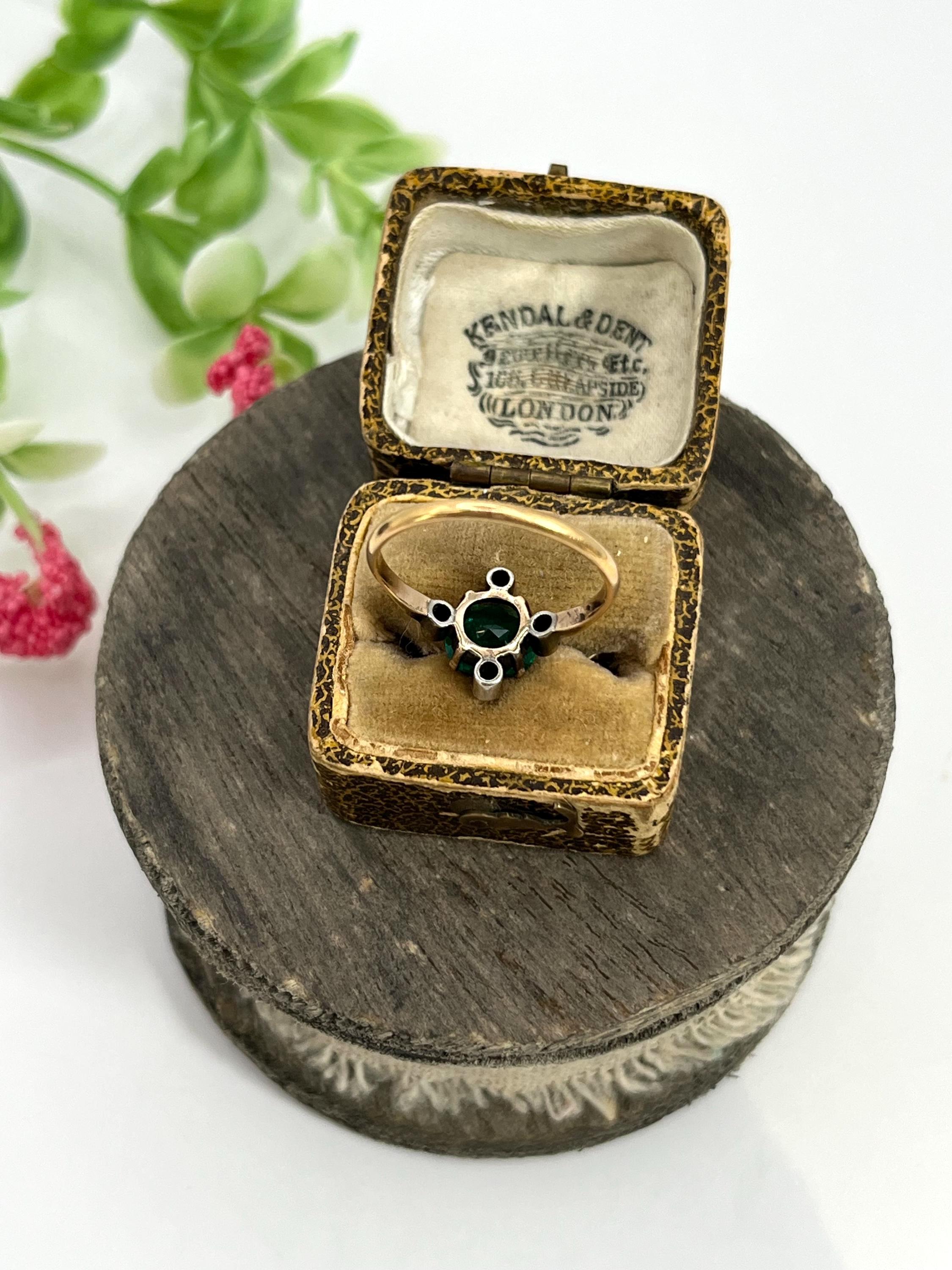 Bague ancienne en or jaune 18ct, émeraude victorienne et diamant rose, Circa 1880 en vente 1