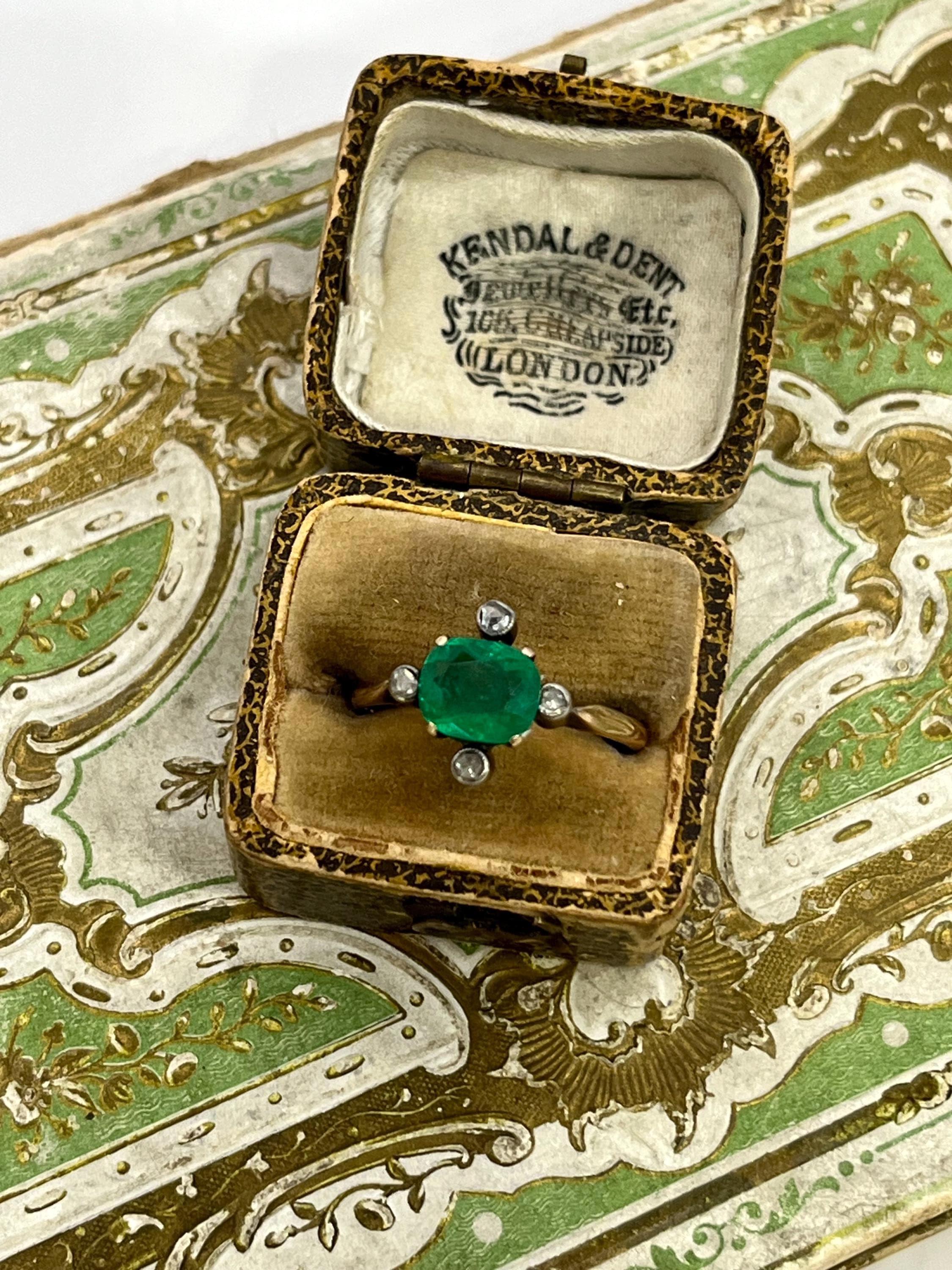 Bague ancienne en or jaune 18ct, émeraude victorienne et diamant rose, Circa 1880 en vente 2