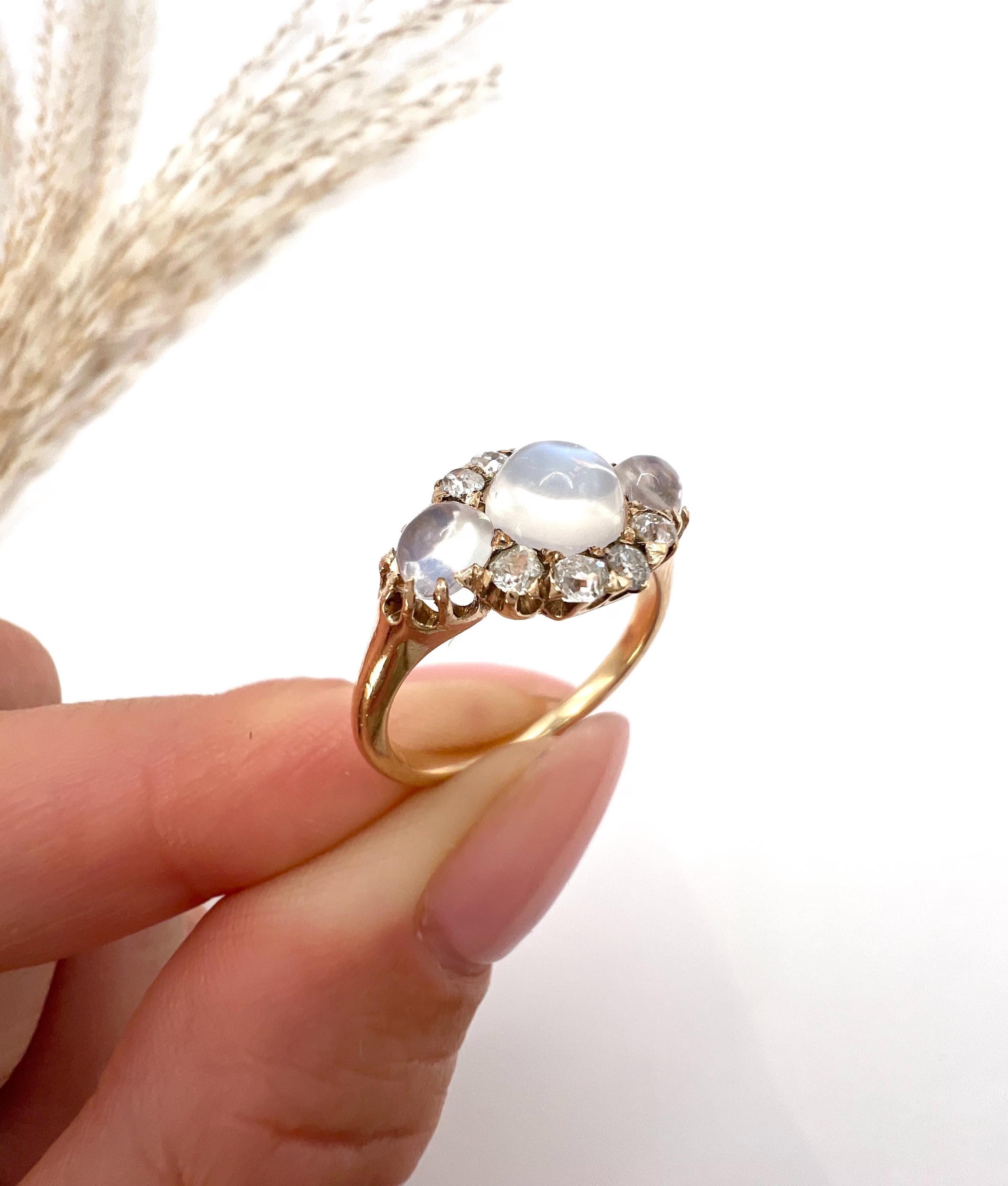 Bague ancienne en or jaune 18ct, époque victorienne, pierre de lune cabochon et diamant en vente 4