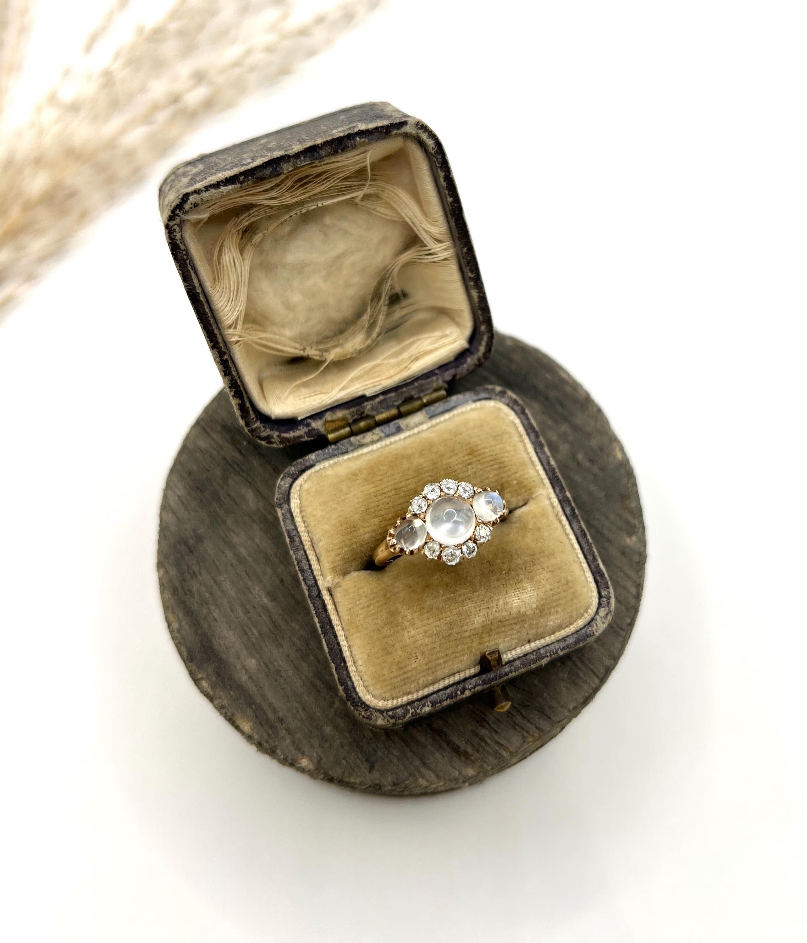 Bague ancienne en or jaune 18ct, époque victorienne, pierre de lune cabochon et diamant Bon état - En vente à Brighton, GB