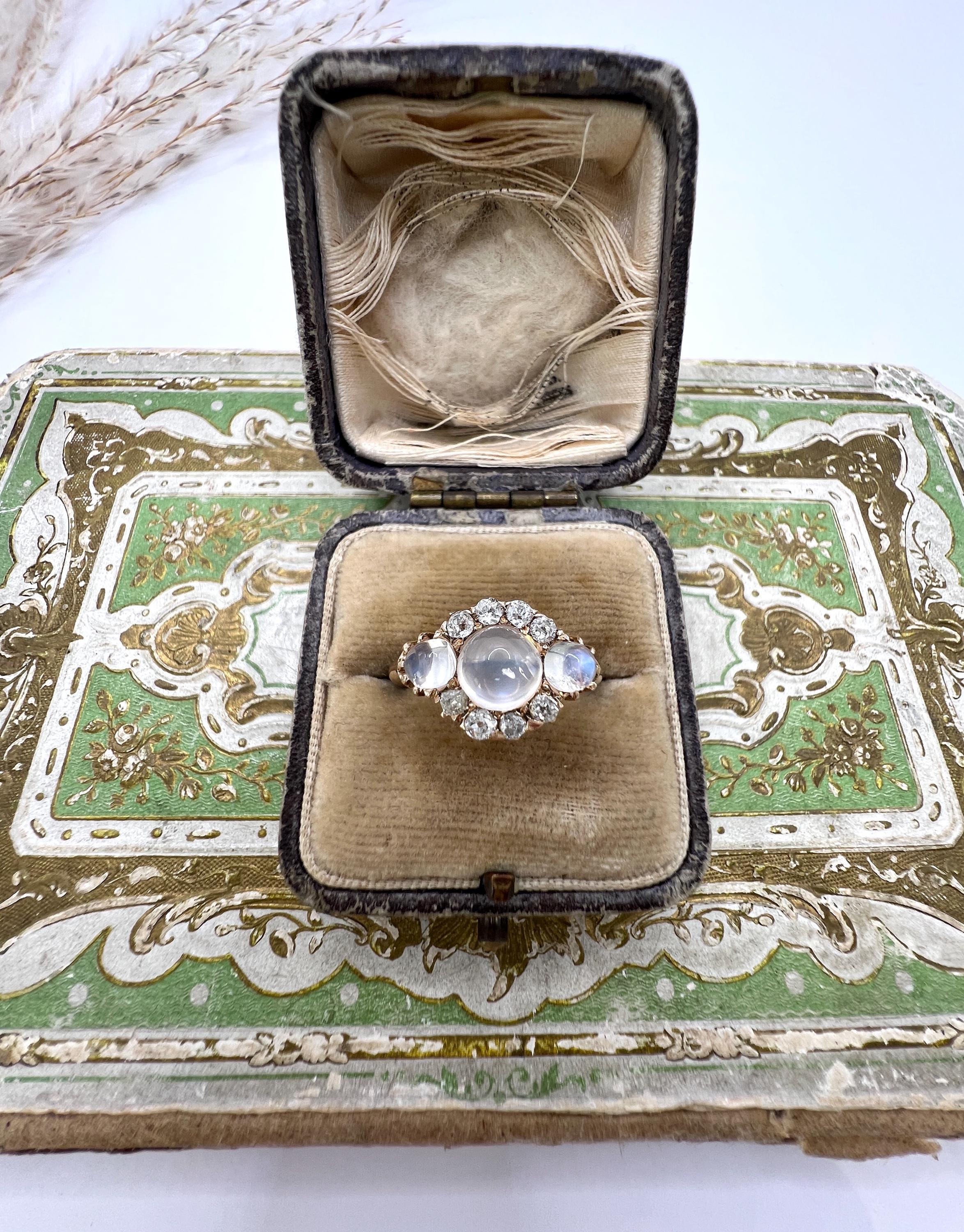 Bague ancienne en or jaune 18ct, époque victorienne, pierre de lune cabochon et diamant Unisexe en vente