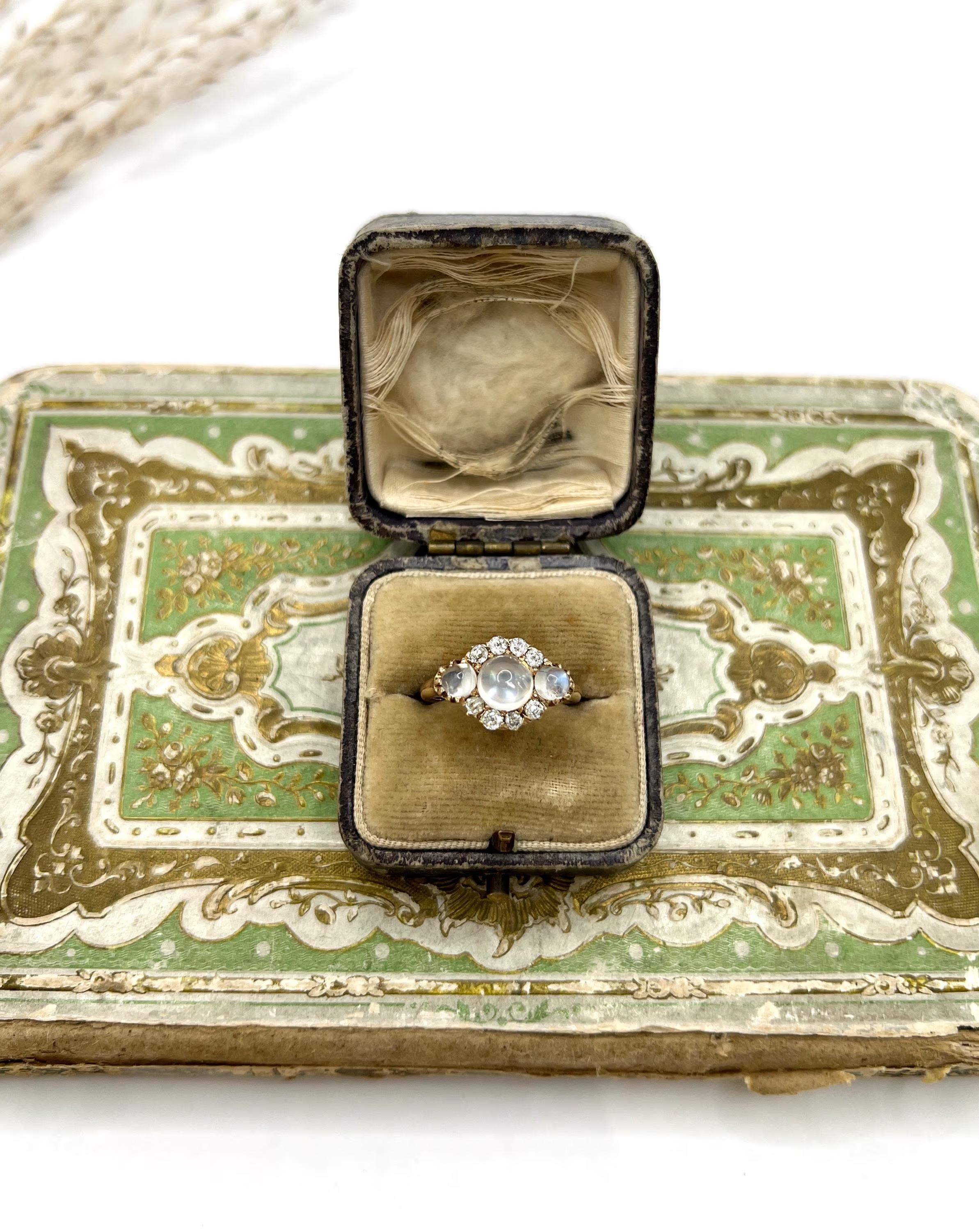 Bague ancienne en or jaune 18ct, époque victorienne, pierre de lune cabochon et diamant en vente 1