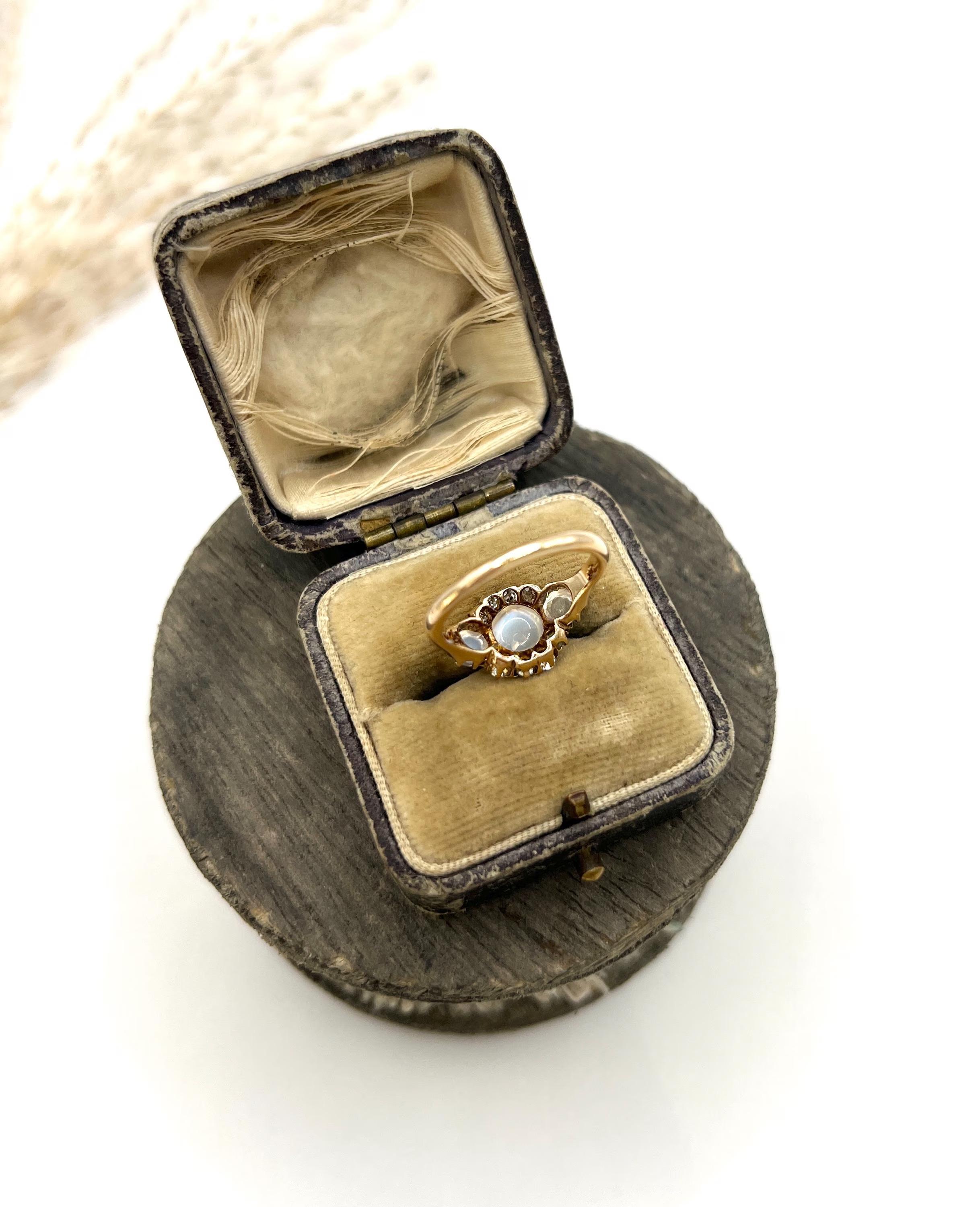 Bague ancienne en or jaune 18ct, époque victorienne, pierre de lune cabochon et diamant en vente 2