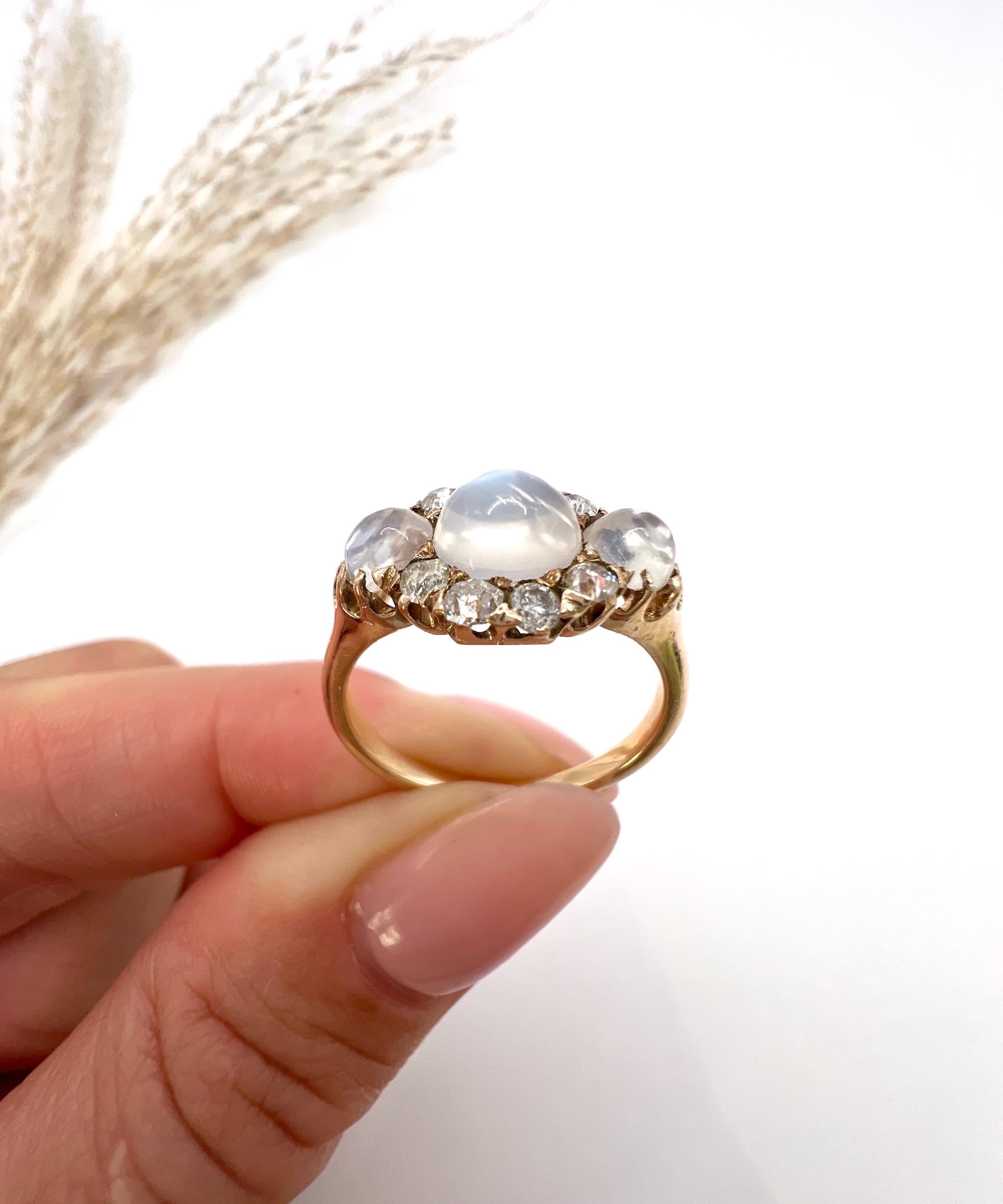 Bague ancienne en or jaune 18ct, époque victorienne, pierre de lune cabochon et diamant en vente 3
