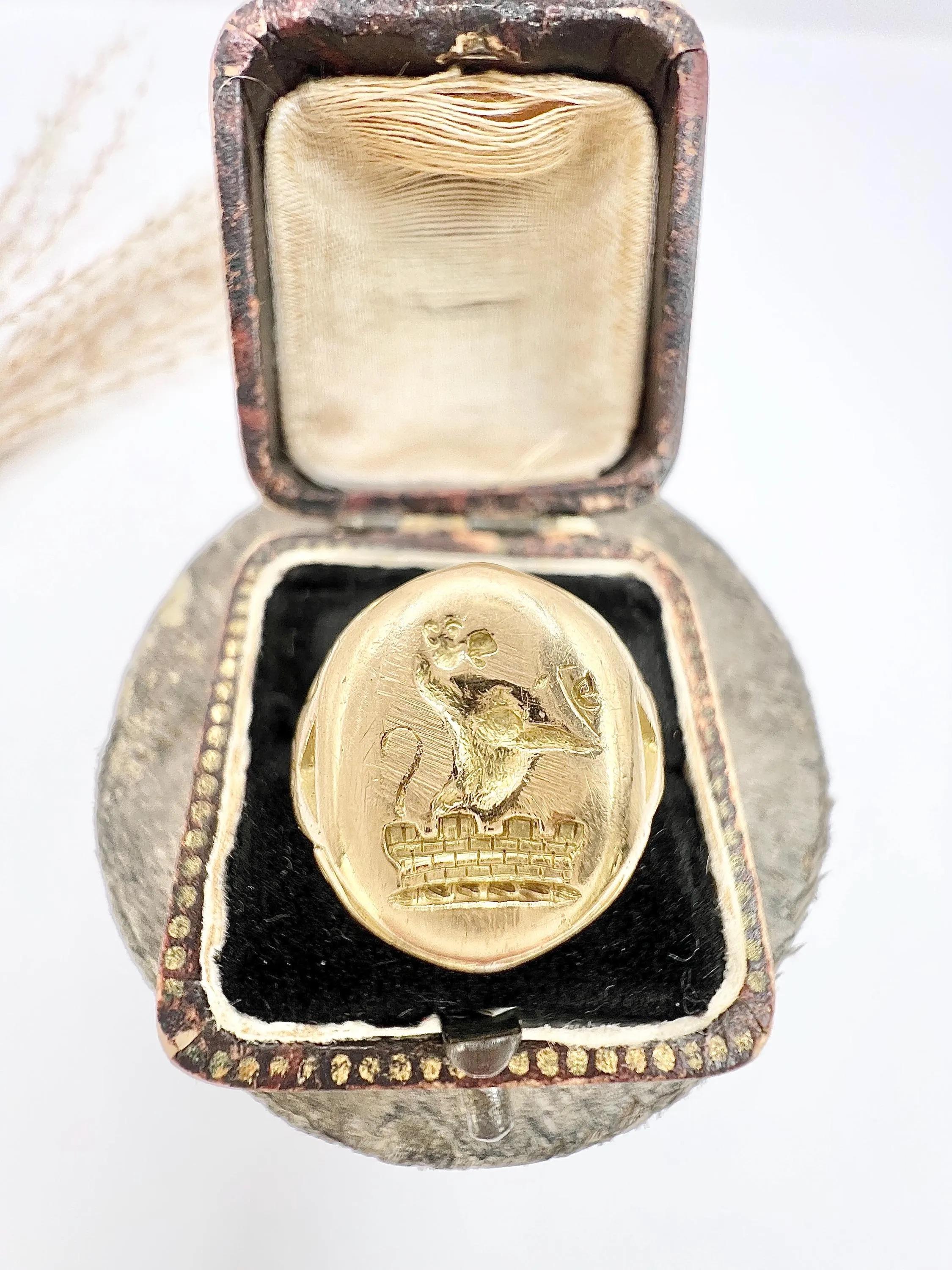 Antique 18ct Yellow Gold , Victorian era Lion Rampant Oval Signet Ring For Sale 7