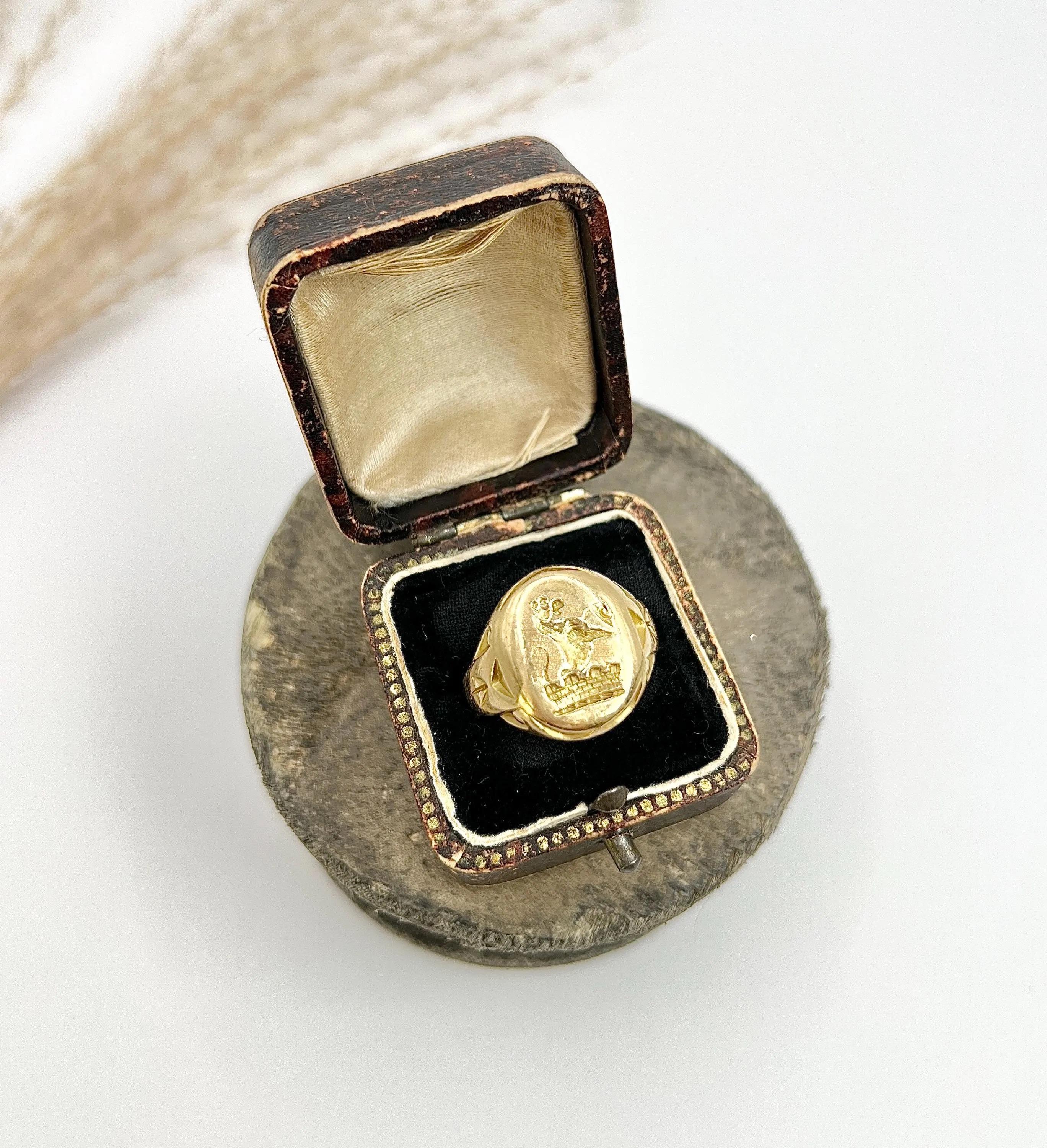 Antique 18ct Yellow Gold , Victorian era Lion Rampant Oval Signet Ring For Sale 8