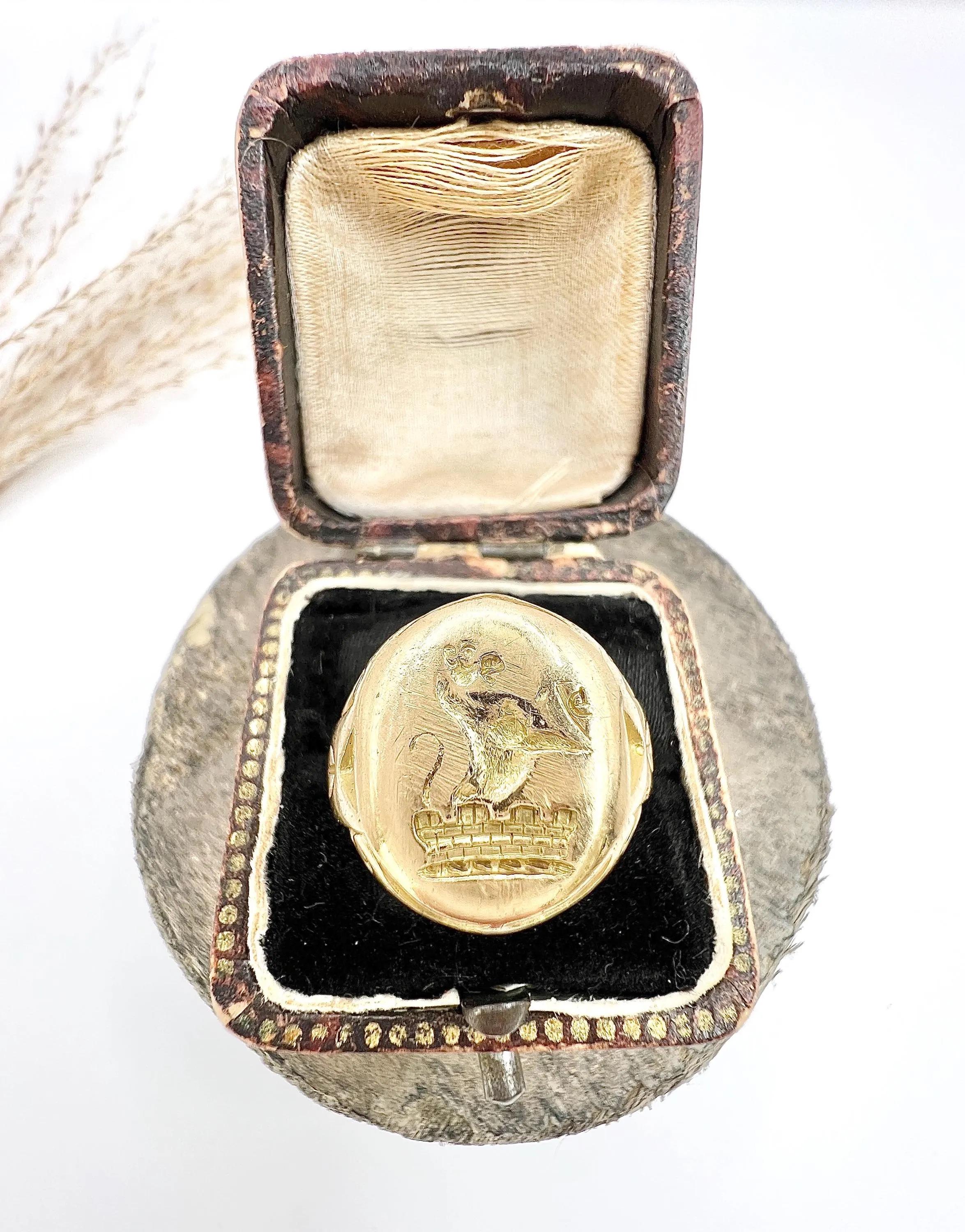 Antique 18ct Yellow Gold , Victorian era Lion Rampant Oval Signet Ring In Good Condition For Sale In Brighton, GB