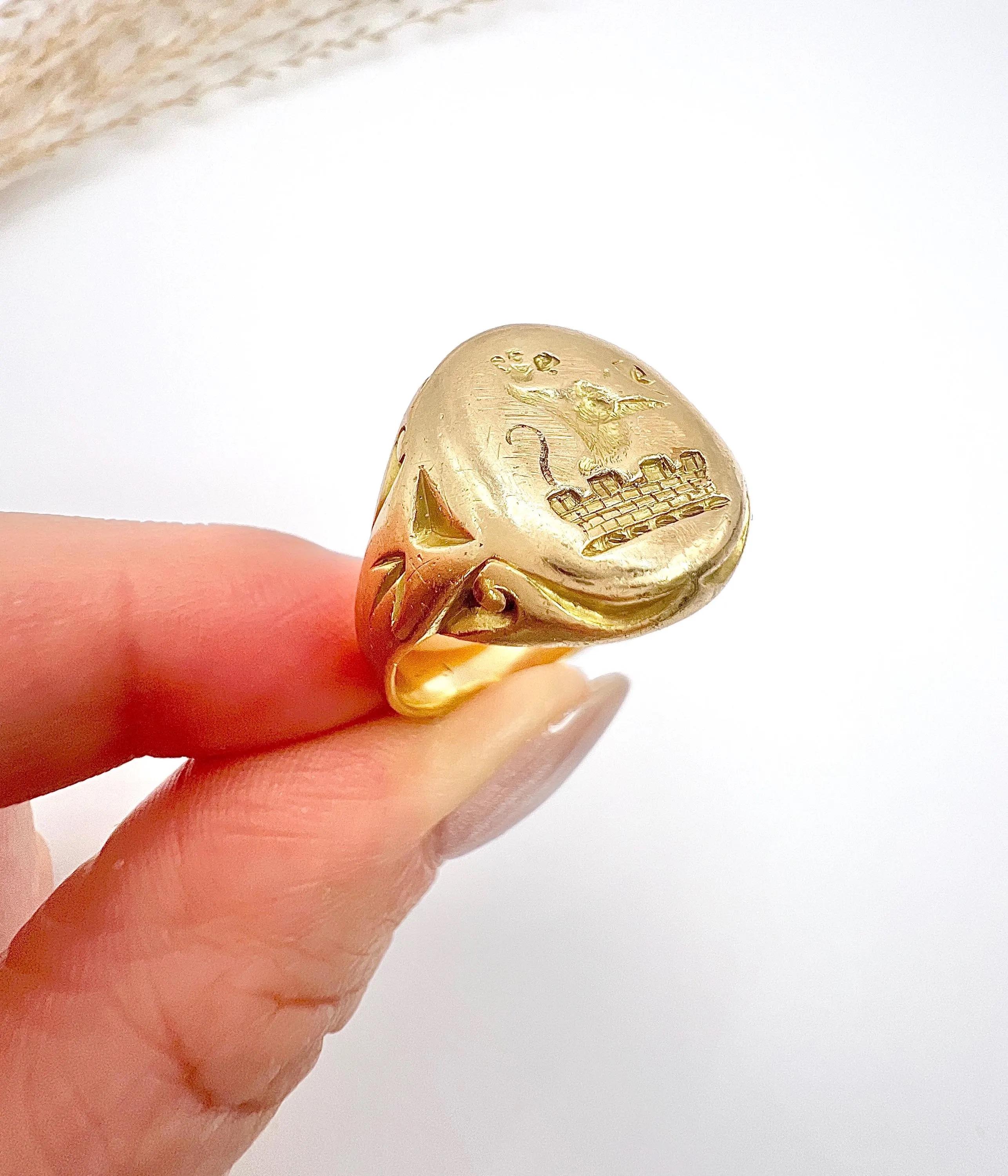 Antique 18ct Yellow Gold , Victorian era Lion Rampant Oval Signet Ring For Sale 1