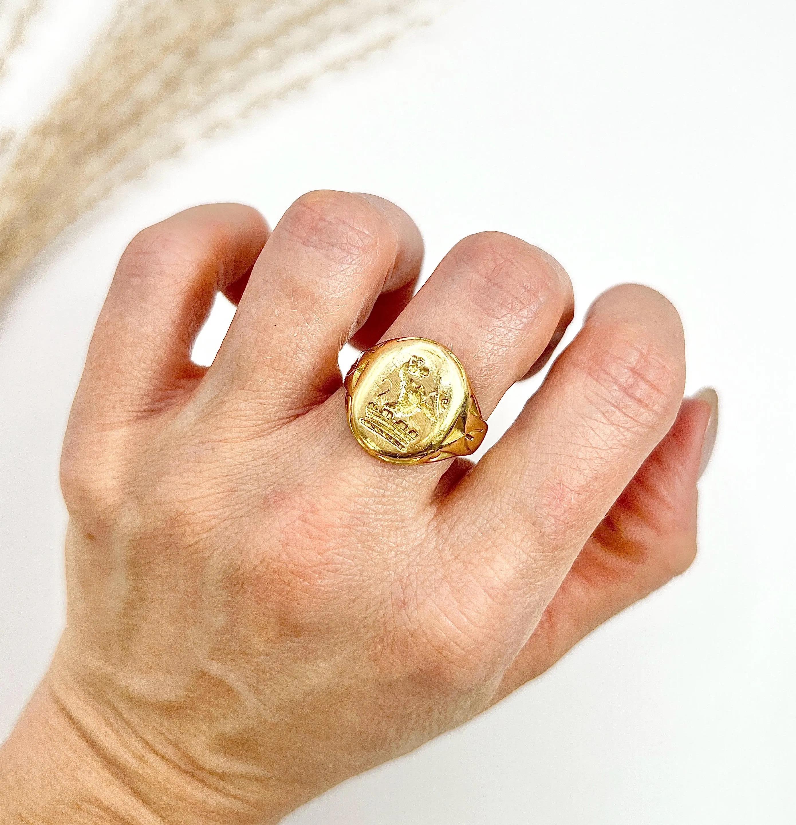 Antique 18ct Yellow Gold , Victorian era Lion Rampant Oval Signet Ring For Sale 3