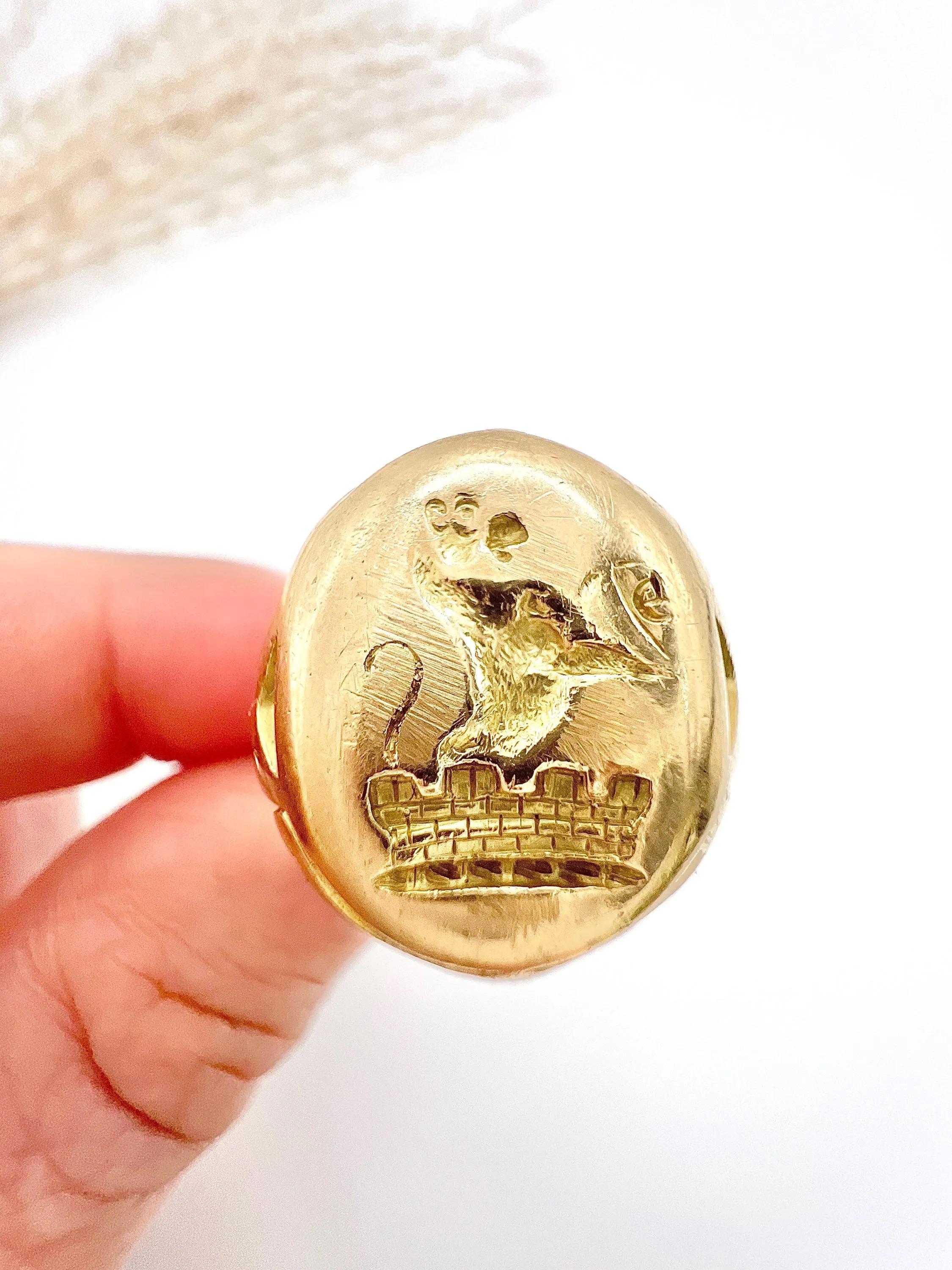 Antique 18ct Yellow Gold , Victorian era Lion Rampant Oval Signet Ring For Sale 5