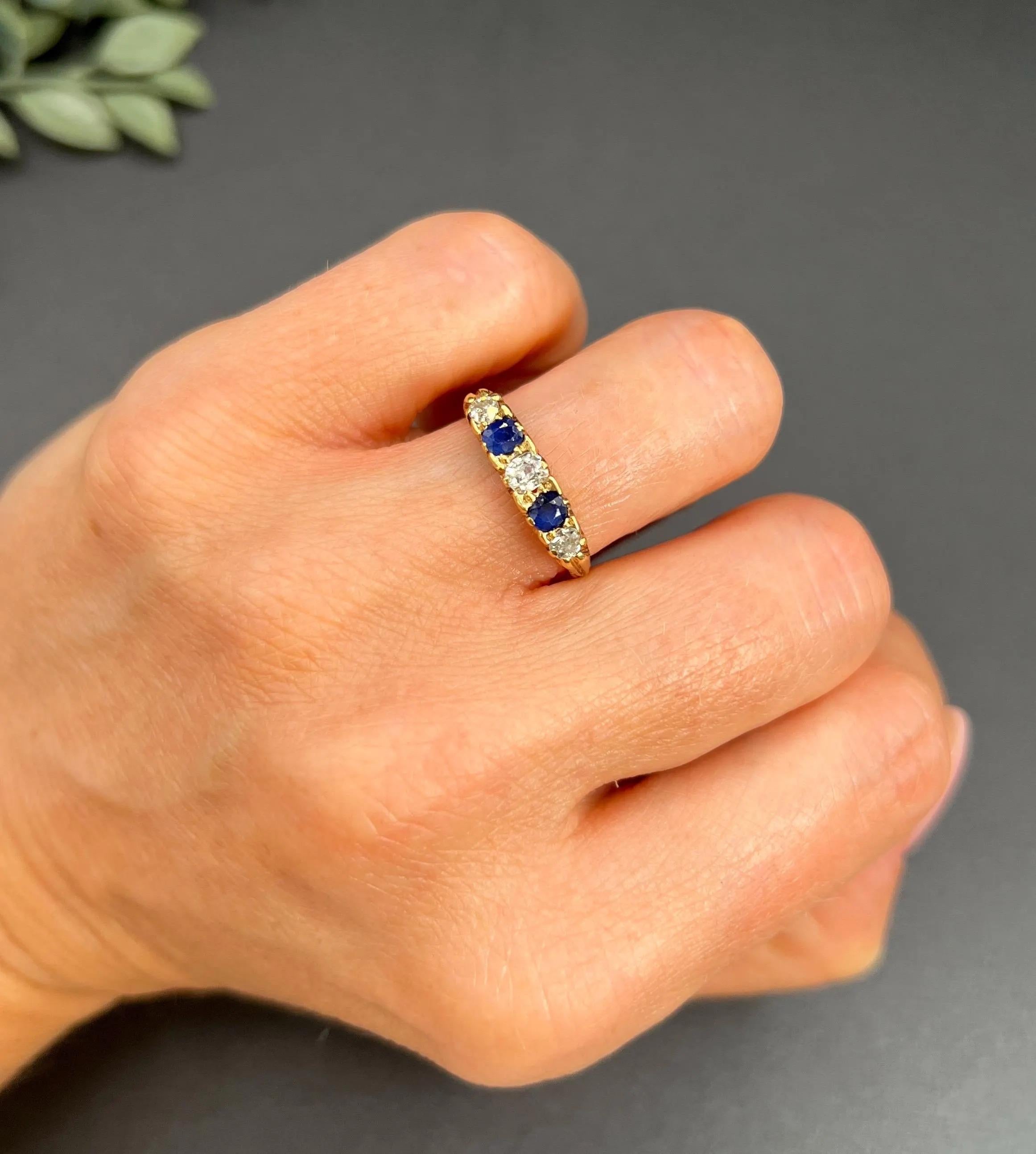 Antique 18ct Yellow Gold Victorian era Sapphire & Diamond Carved Five Stone Ring In Good Condition For Sale In Brighton, GB