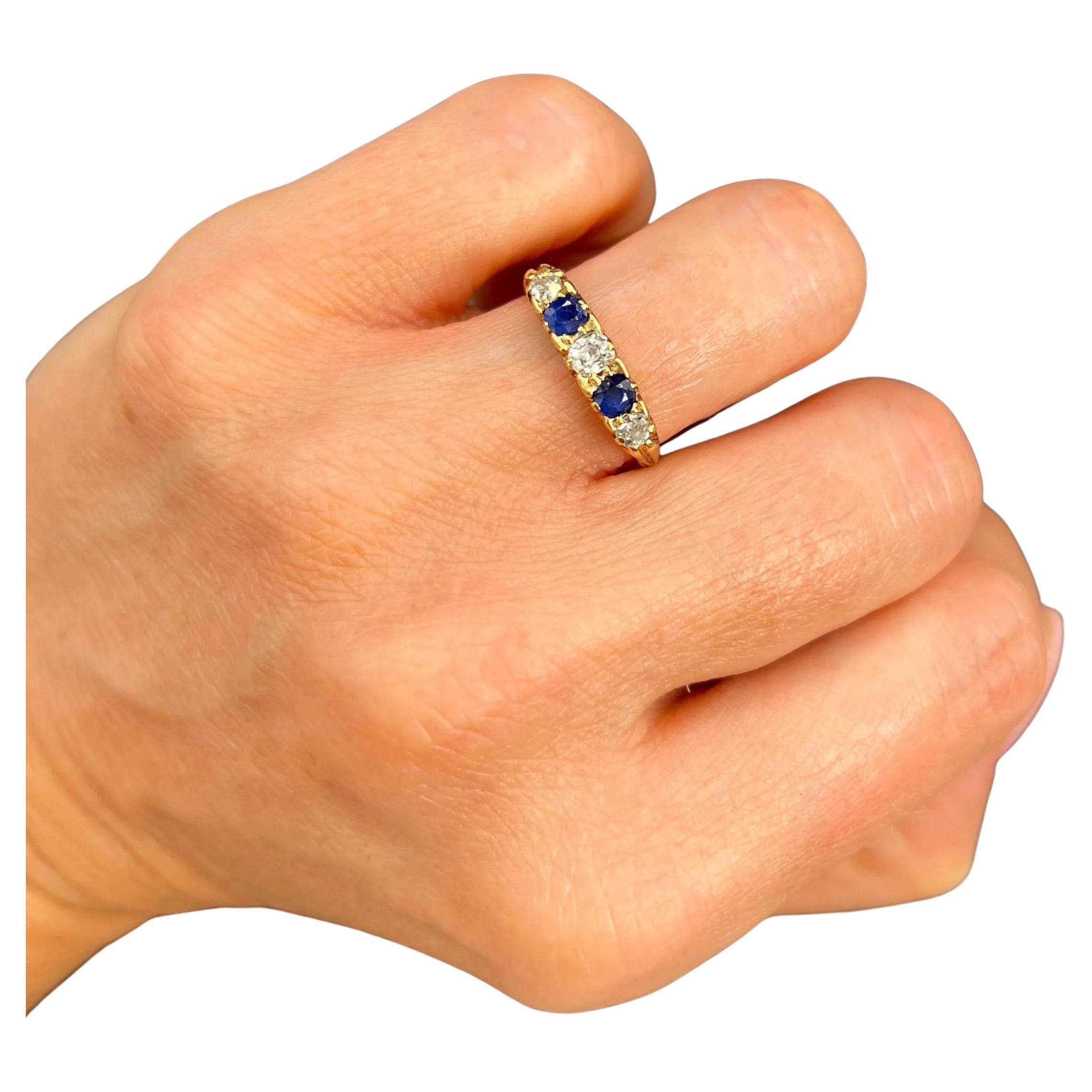 Anello antico in oro giallo 18ct di epoca vittoriana con zaffiro e diamante intagliato a cinque pietre