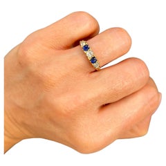 Anello antico in oro giallo 18ct di epoca vittoriana con zaffiro e diamante intagliato a cinque pietre