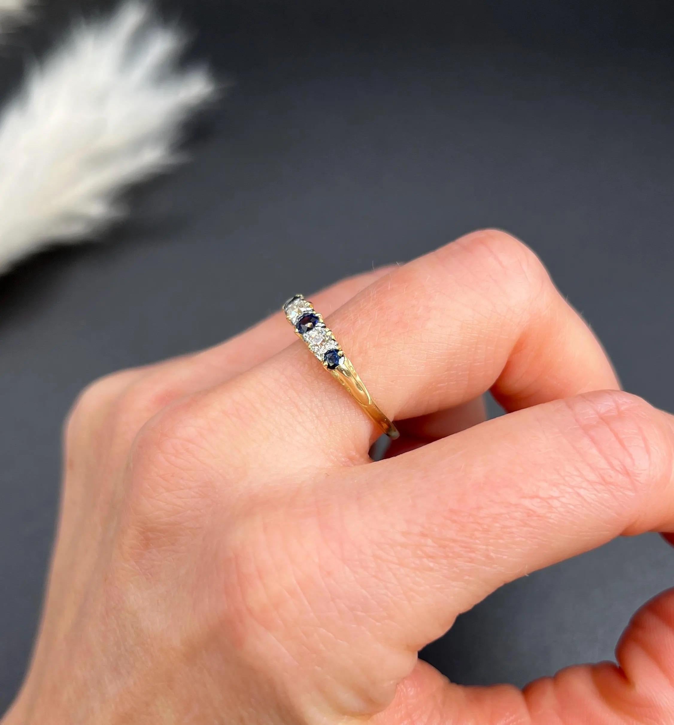 Antique 18ct Yellow Gold, Victorian Sapphire & Diamond Carved Five Stone Ring In Good Condition For Sale In Brighton, GB