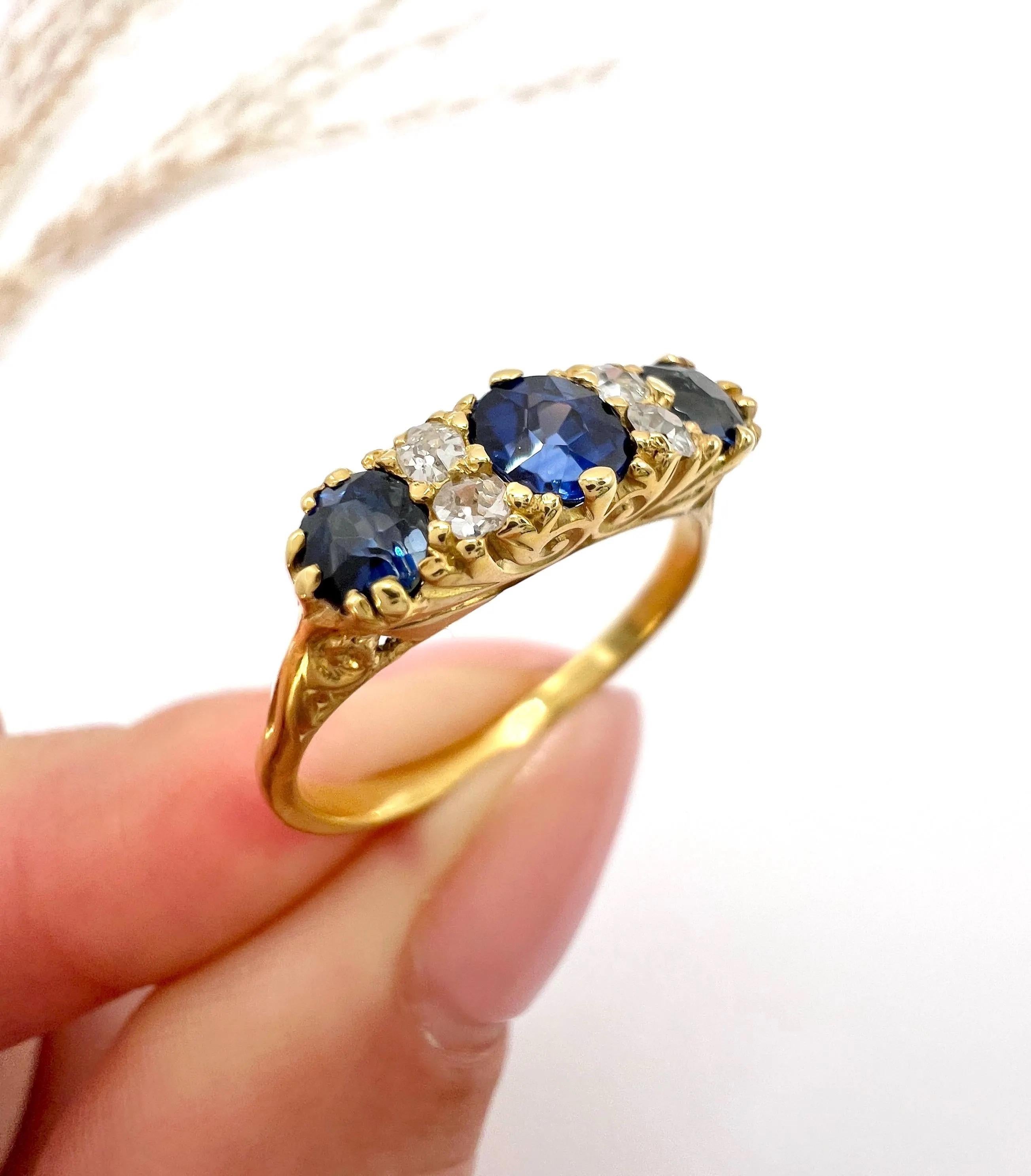 Bague ancienne en or jaune 18ct, saphir victorien et diamant sculpté à sept pierres en vente 4