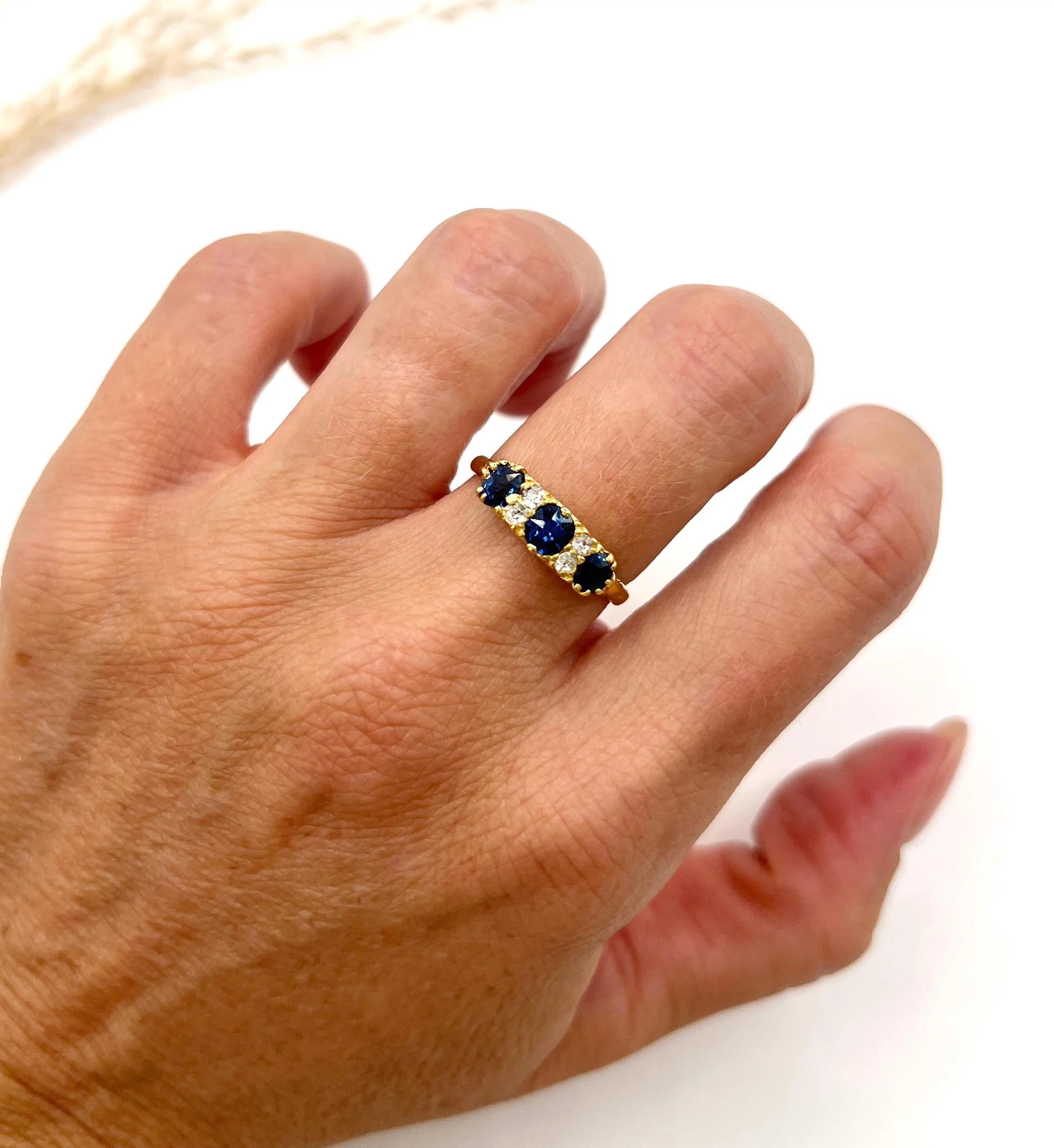 Bague ancienne sculptée 

Or 18 carats

Circa 1880

Laissez-vous séduire par l'élégance de cette exquise bague victorienne à sept pierres, méticuleusement réalisée en or jaune 18ct. Cette pièce époustouflante présente une magnifique monture sculptée
