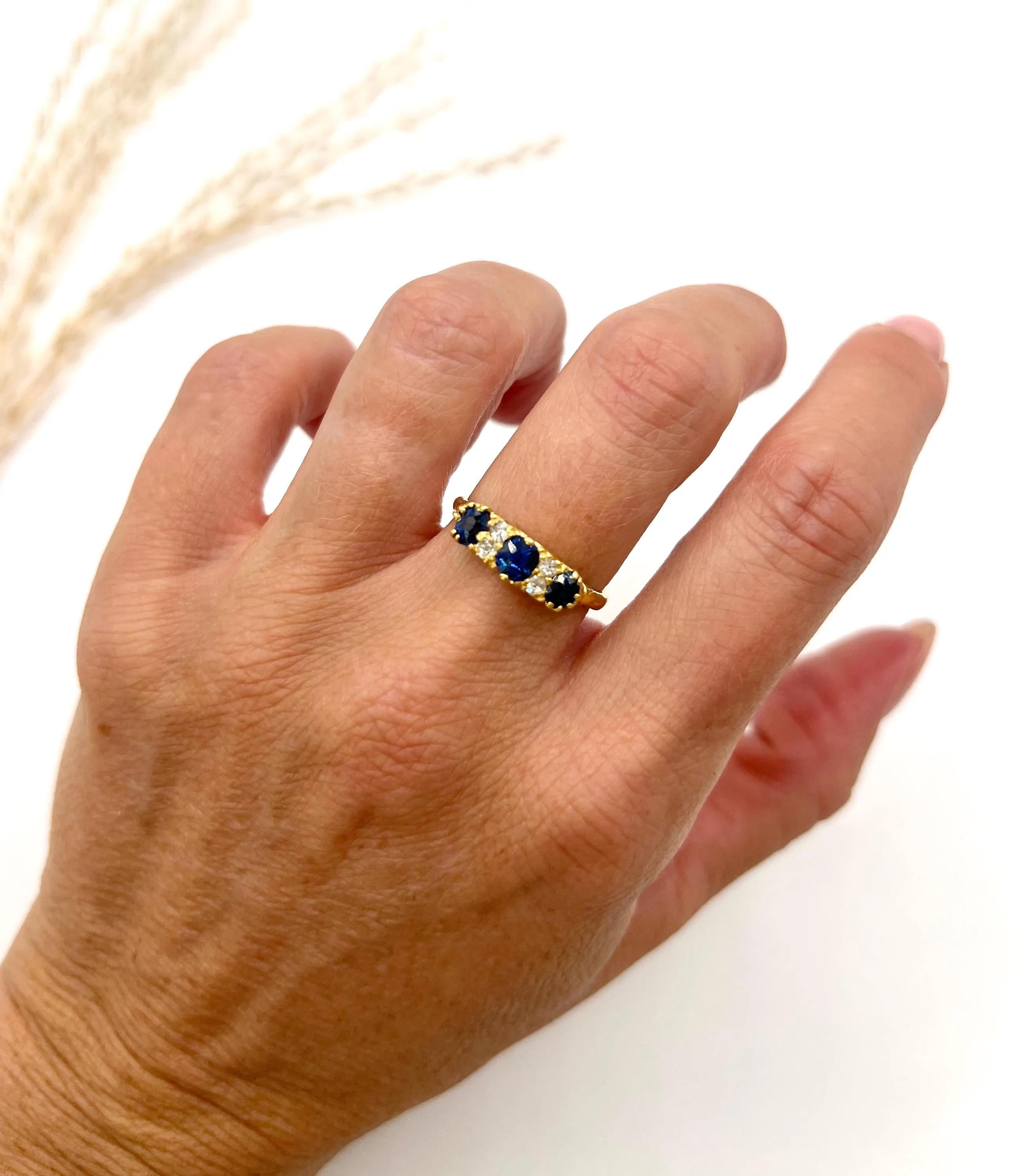 Victorien Bague ancienne en or jaune 18ct, saphir victorien et diamant sculpté à sept pierres en vente
