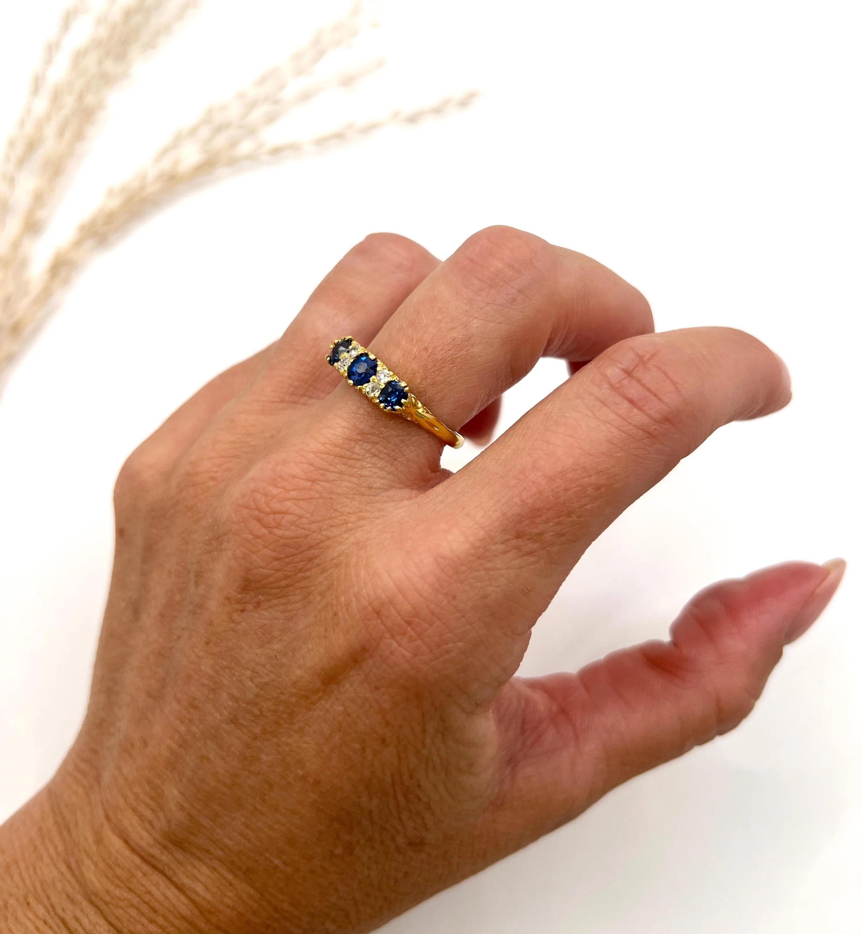 Taille vieille Europe Bague ancienne en or jaune 18ct, saphir victorien et diamant sculpté à sept pierres en vente