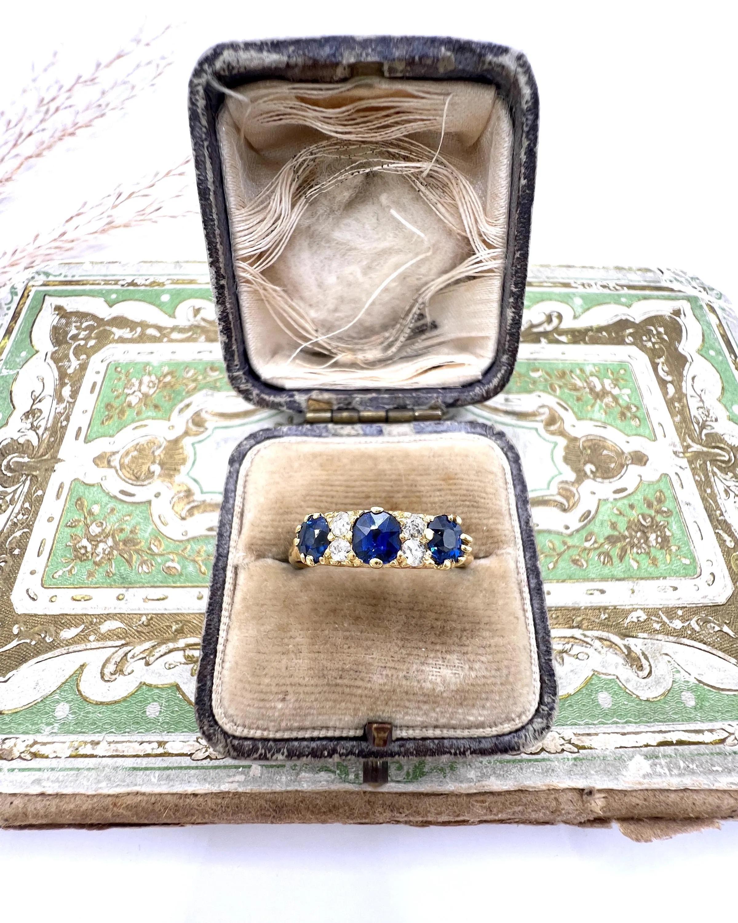Bague ancienne en or jaune 18ct, saphir victorien et diamant sculpté à sept pierres Bon état - En vente à Brighton, GB
