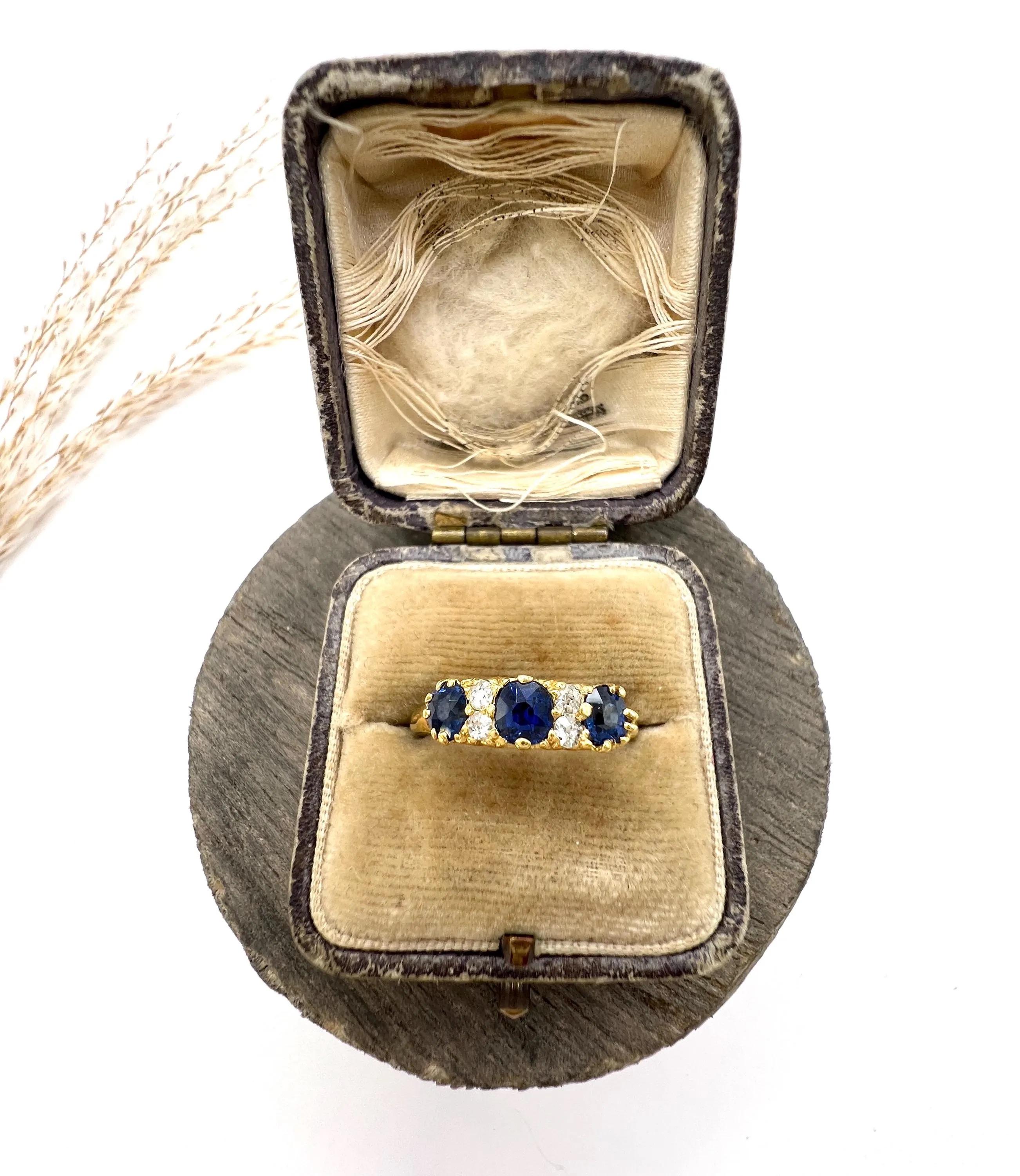Bague ancienne en or jaune 18ct, saphir victorien et diamant sculpté à sept pierres Unisexe en vente