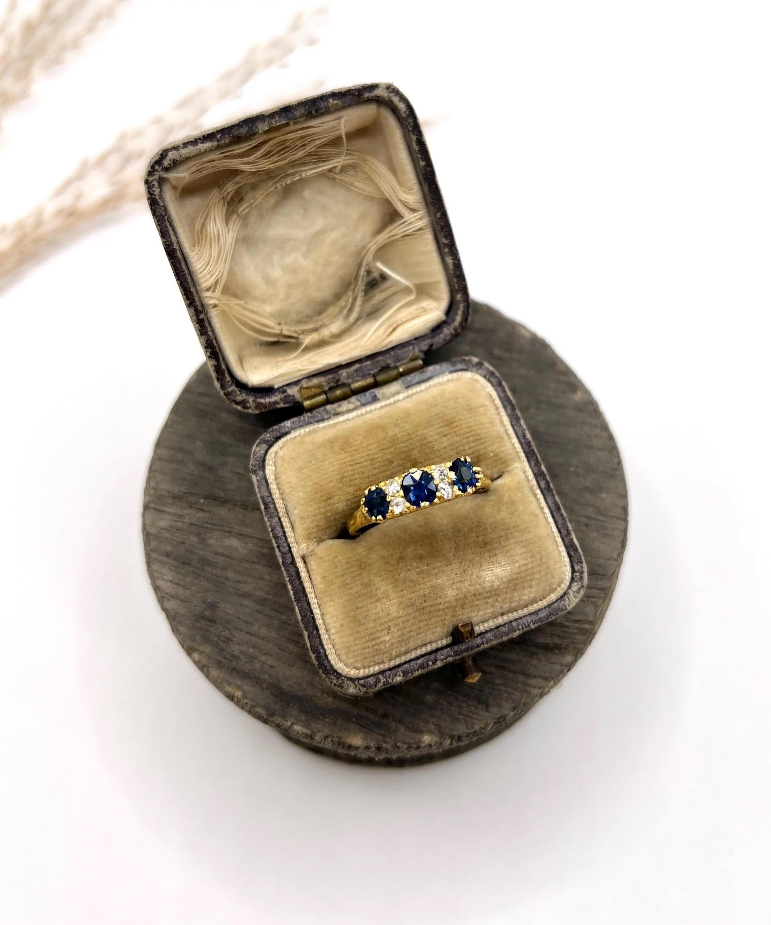 Bague ancienne en or jaune 18ct, saphir victorien et diamant sculpté à sept pierres en vente 1