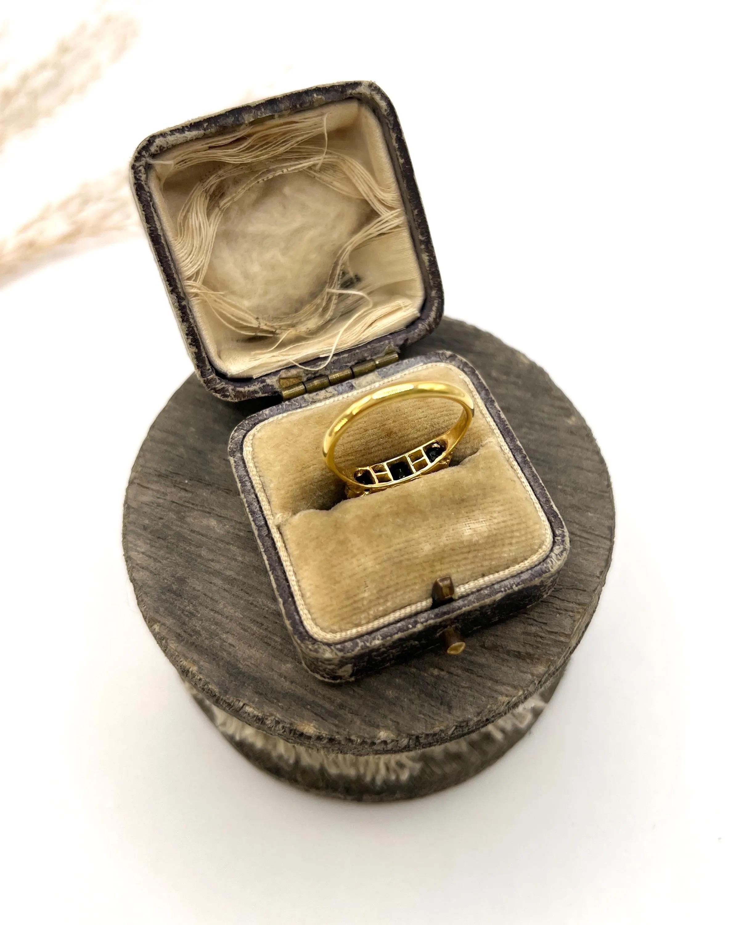Bague ancienne en or jaune 18ct, saphir victorien et diamant sculpté à sept pierres en vente 2