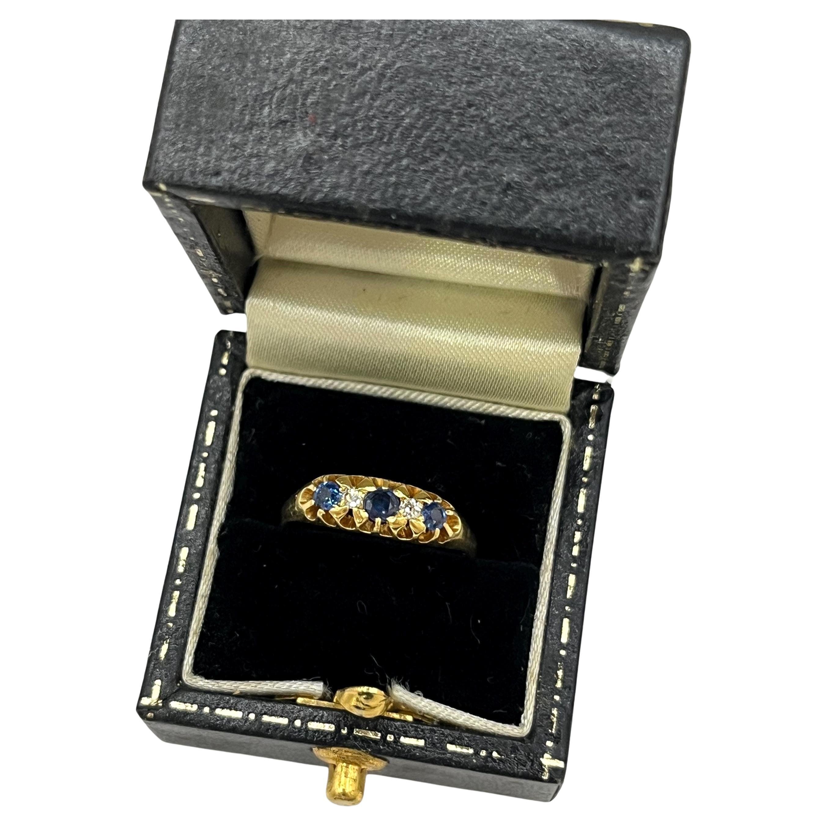 Bague ancienne en or jaune 18 ct, saphir victorien et diamant à cinq pierres en vente